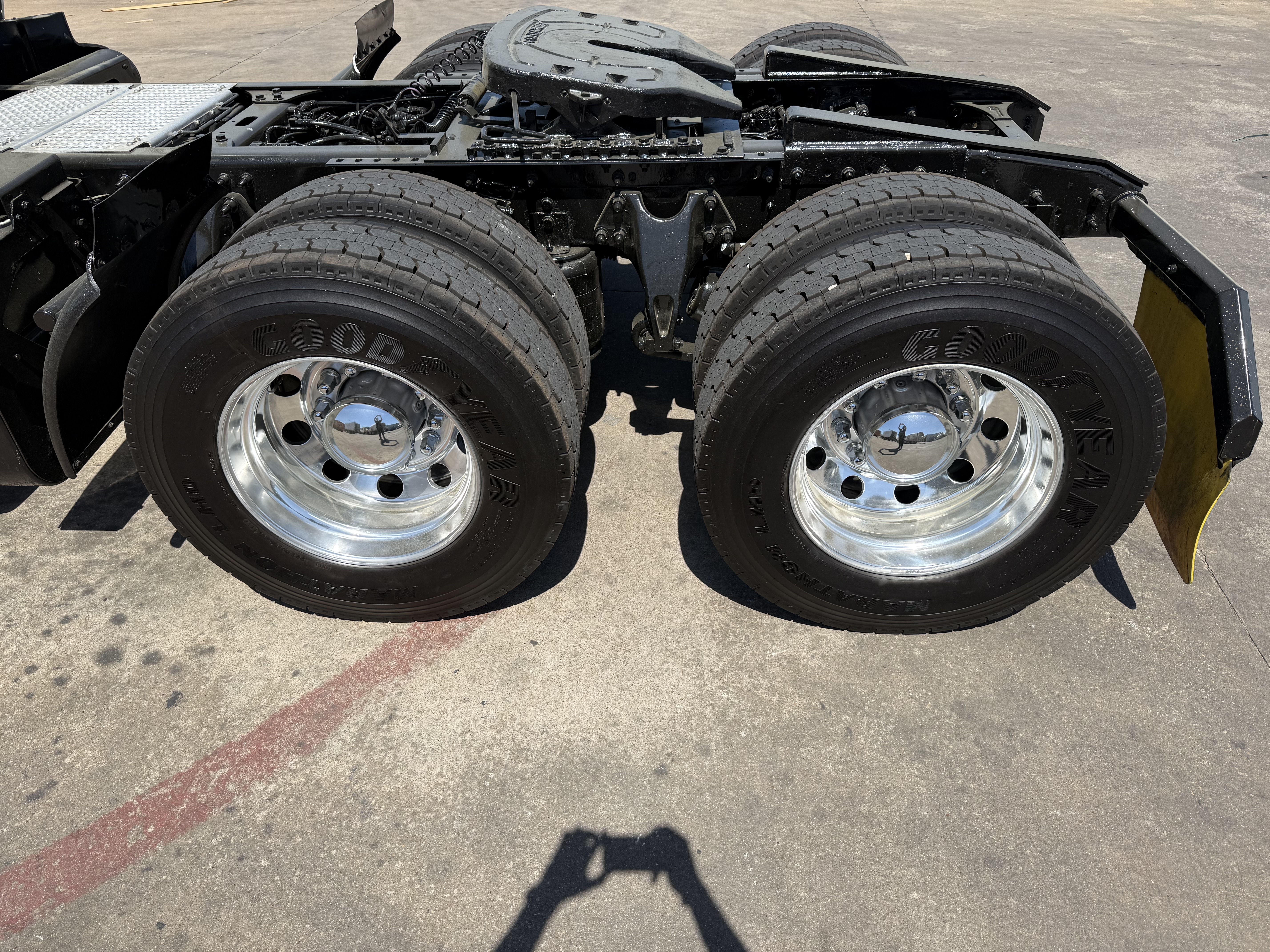 2021 International LT - image 12