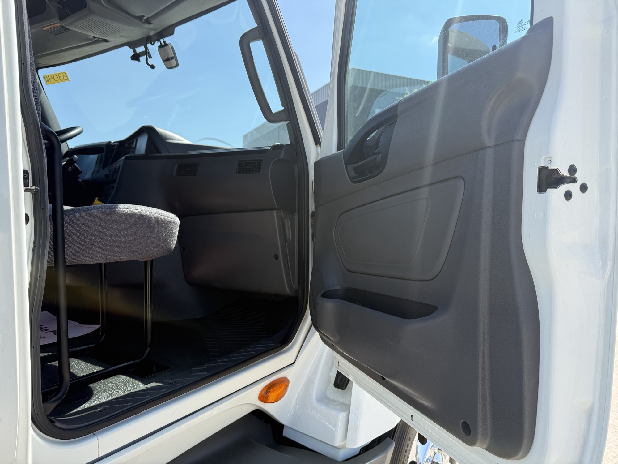 2021 International LT - image 18