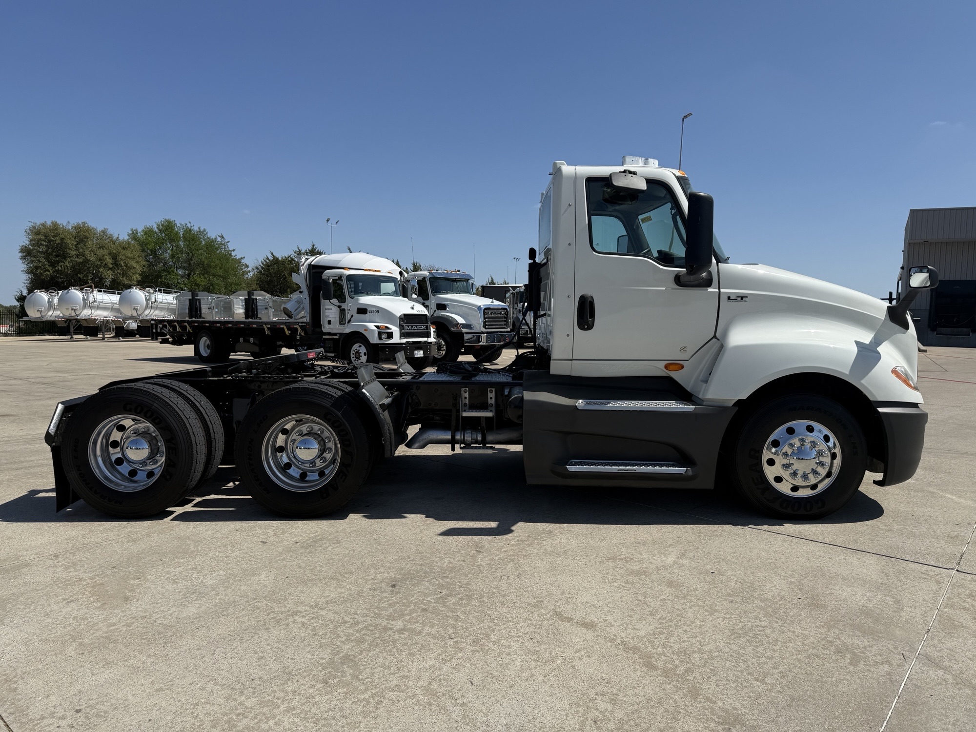 2021 International LT - image 11