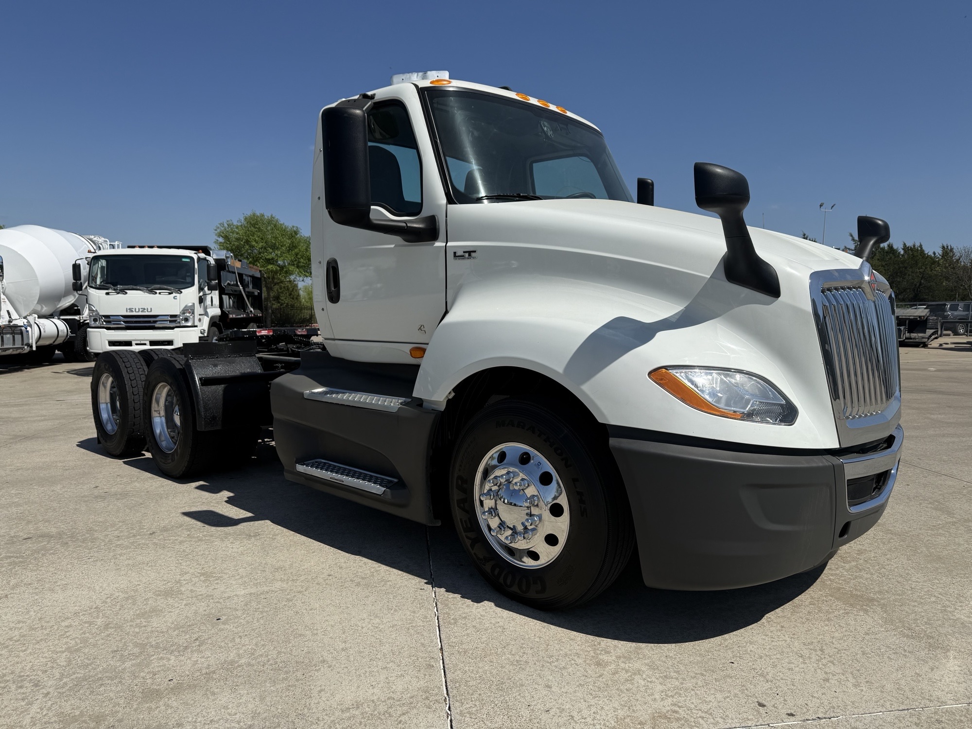 2021 International LT - image 12