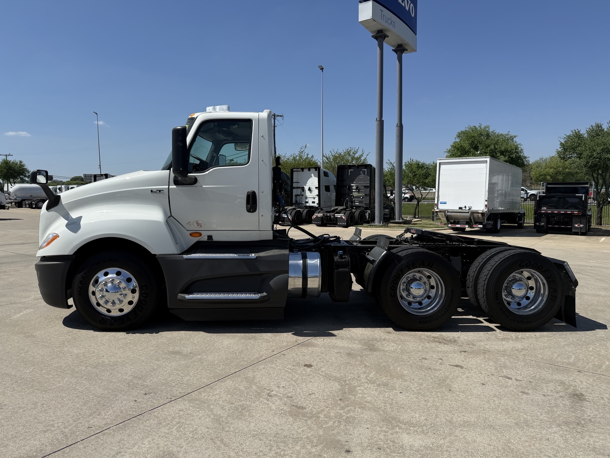 2021 International LT - image 2