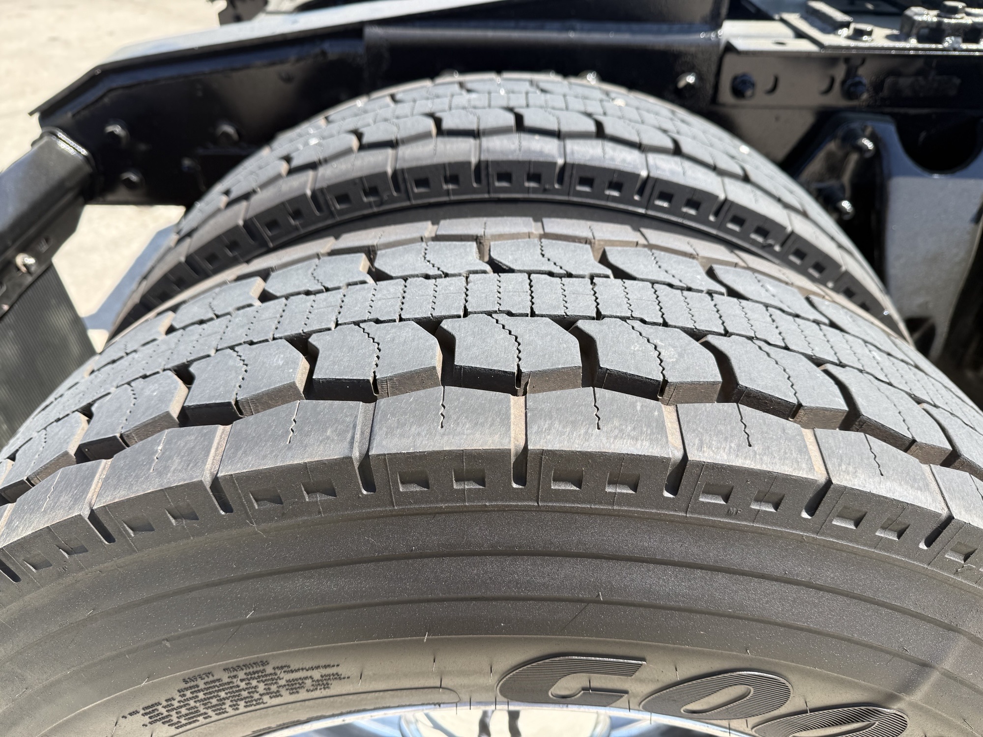 2021 International LT - image 8