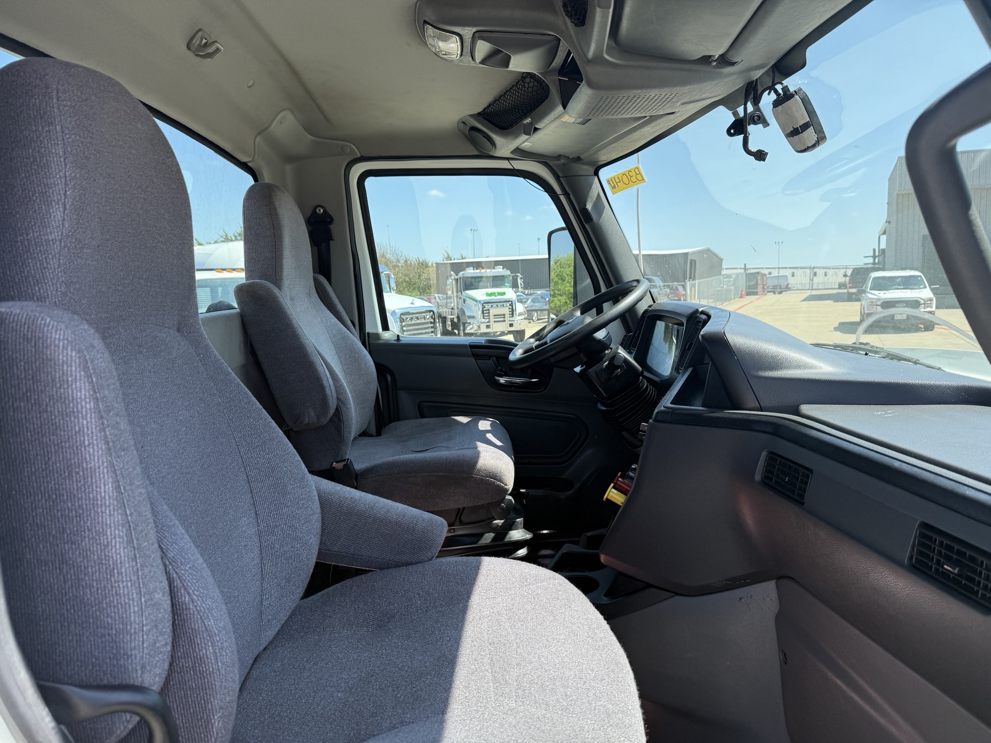 2021 International LT - image 19