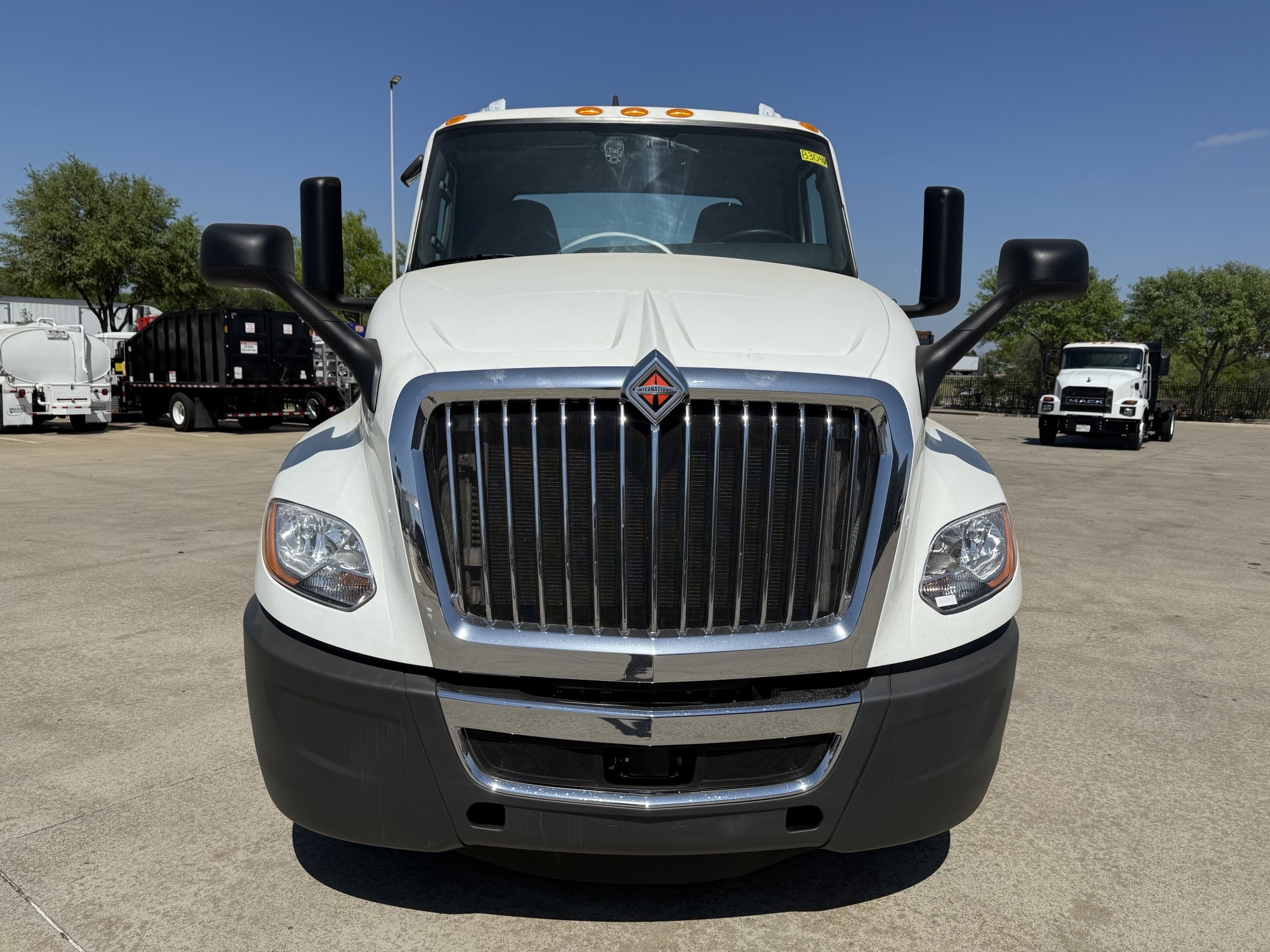 2021 International LT - image 13