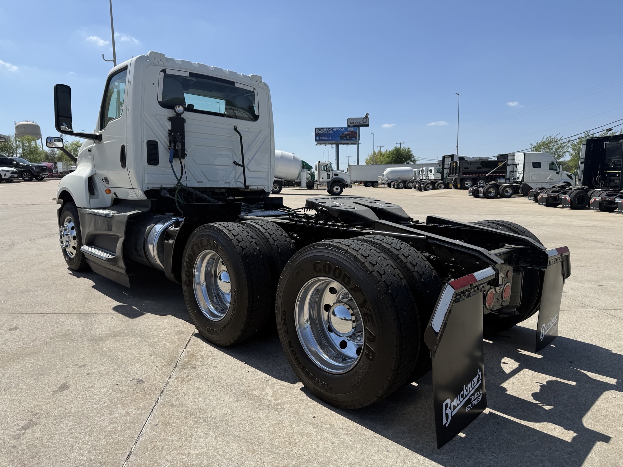 2021 International LT - image 3