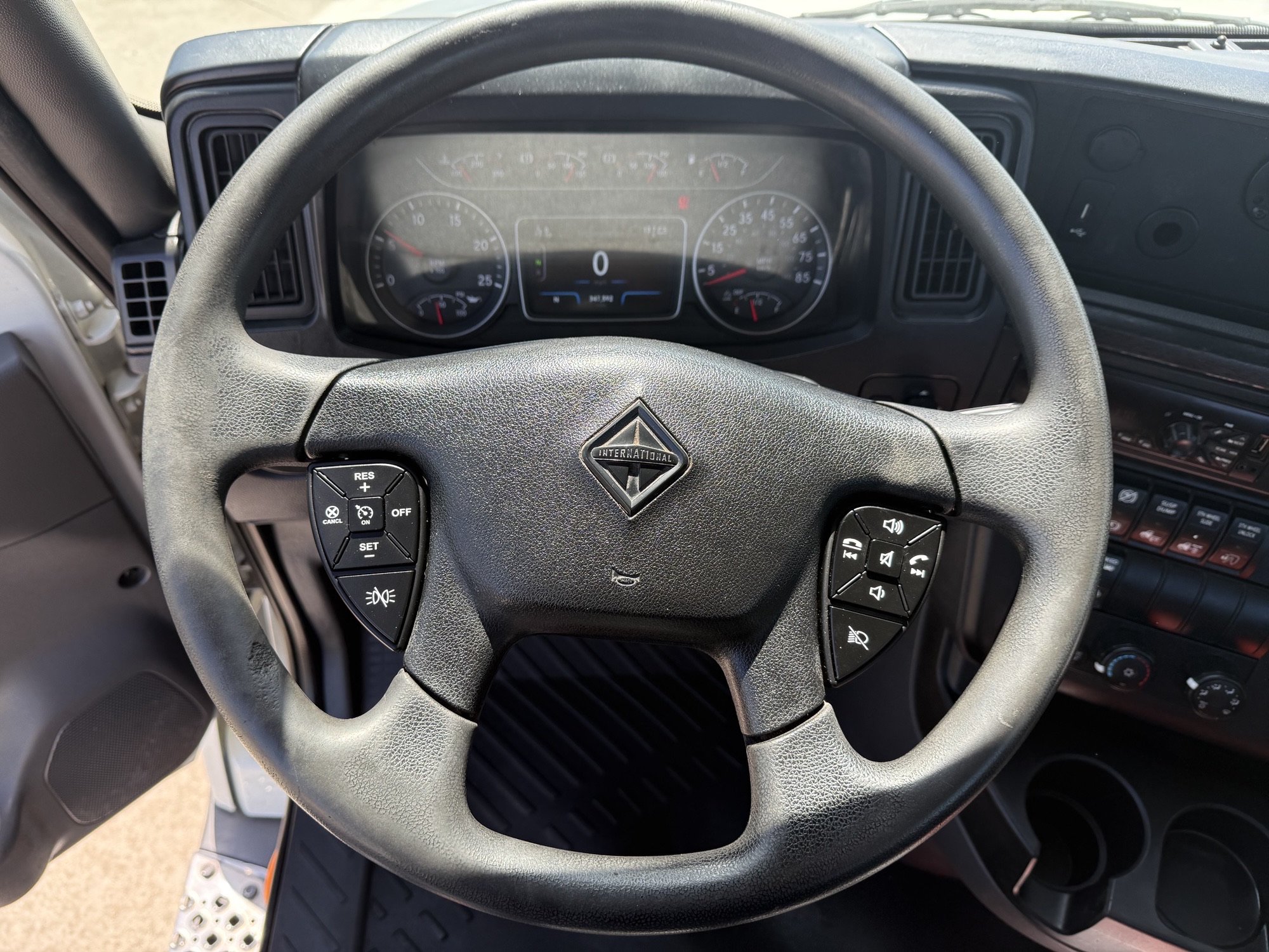 2021 International LT - image 24