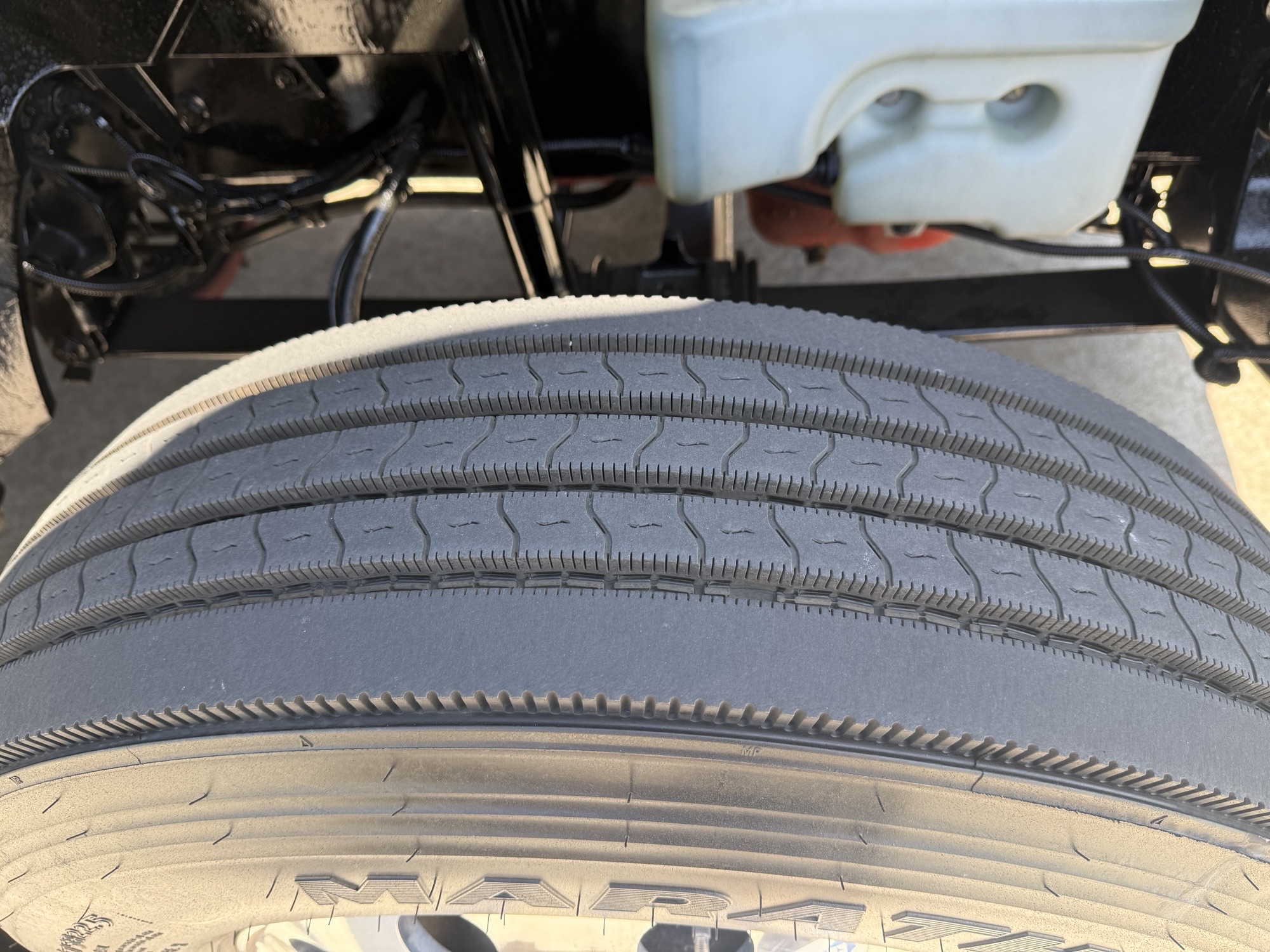 2021 International LT - image 17