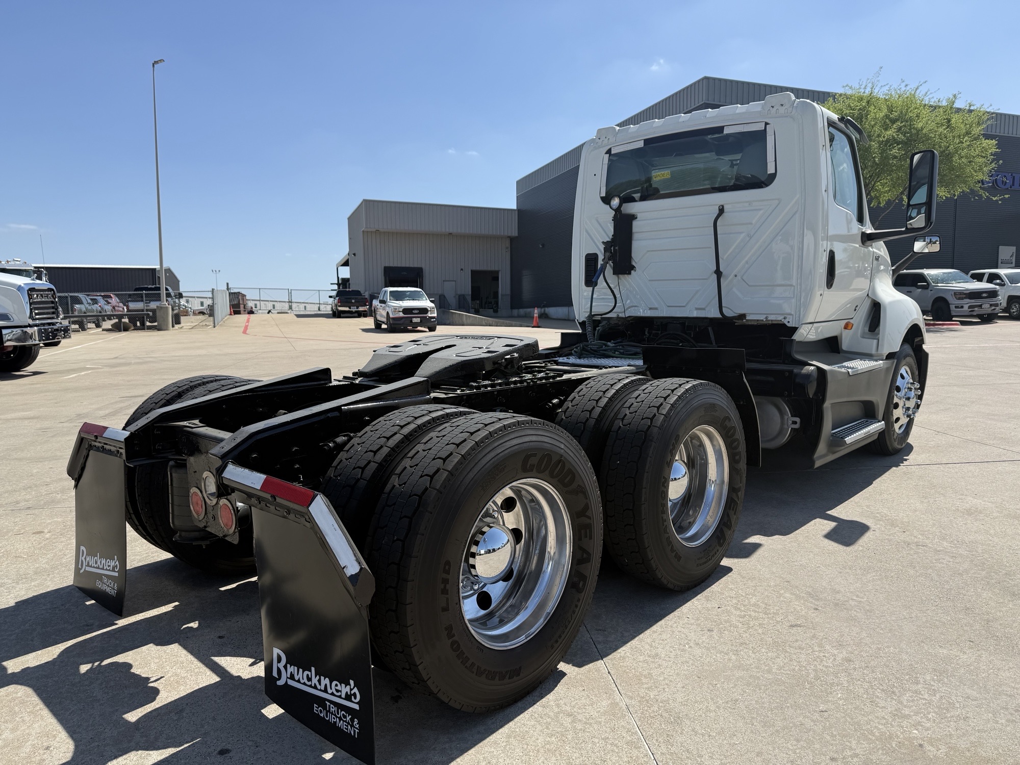 2021 International LT - image 7