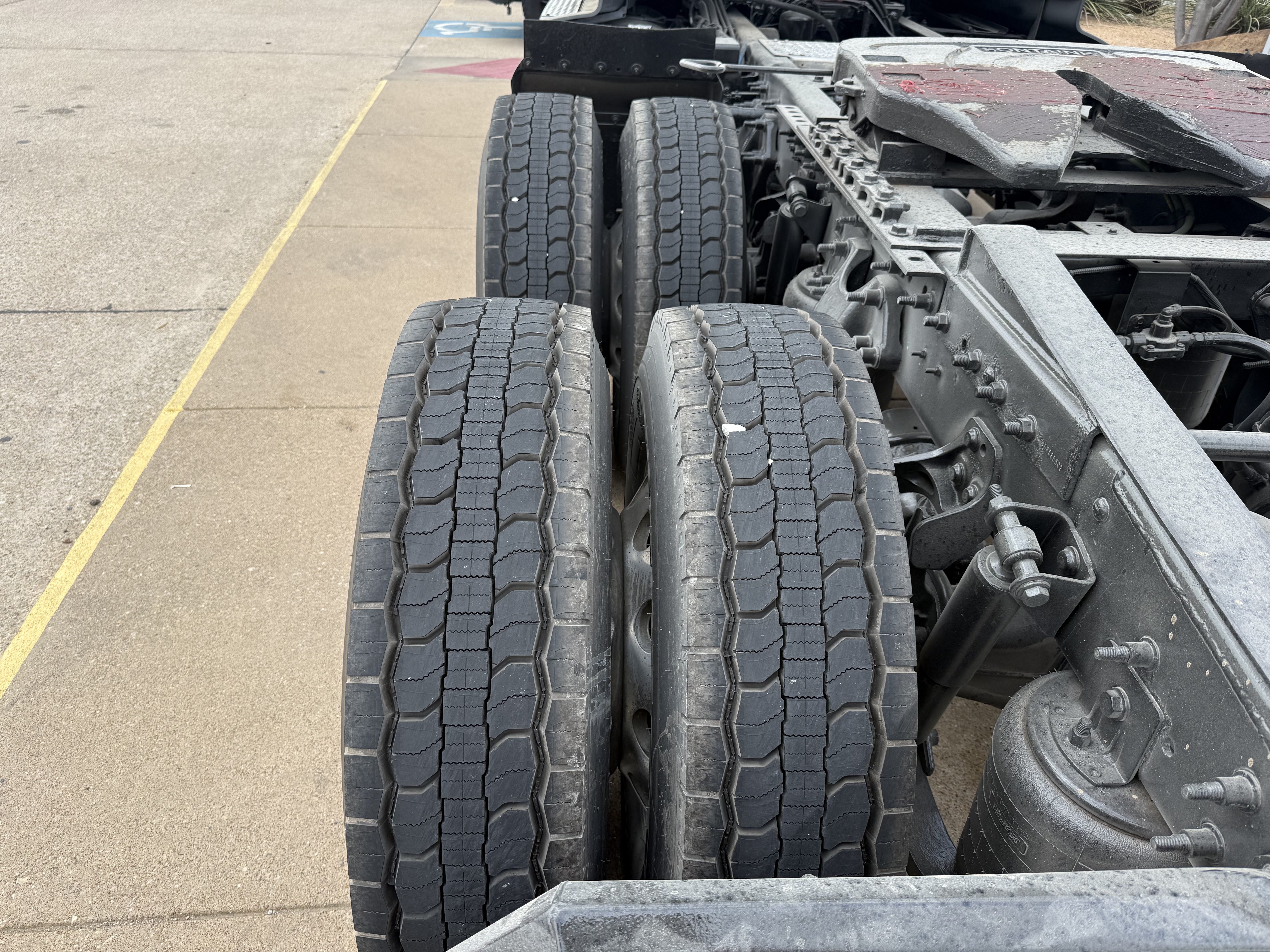 2021 International LT - image 21