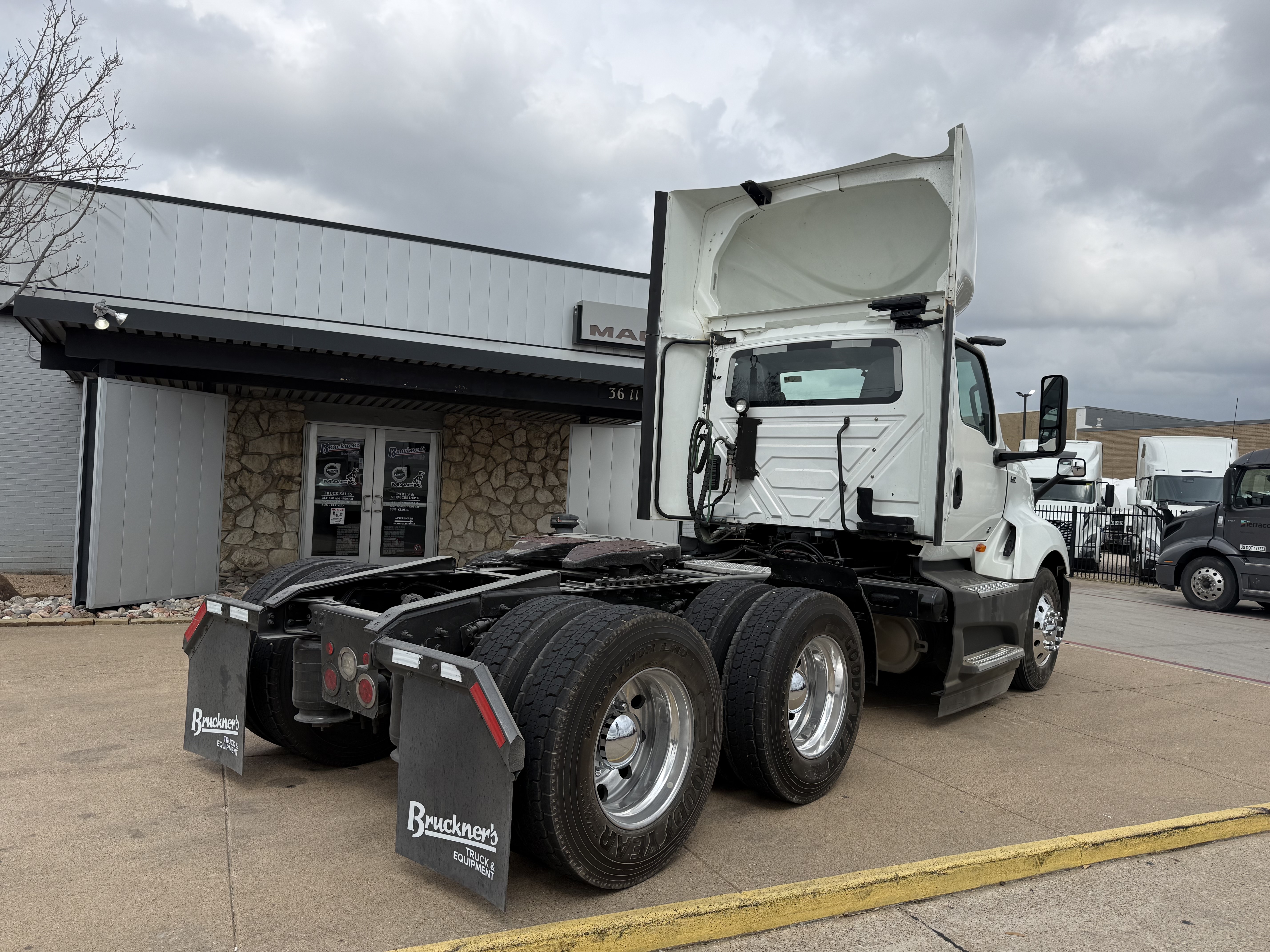 2021 International LT - image 6