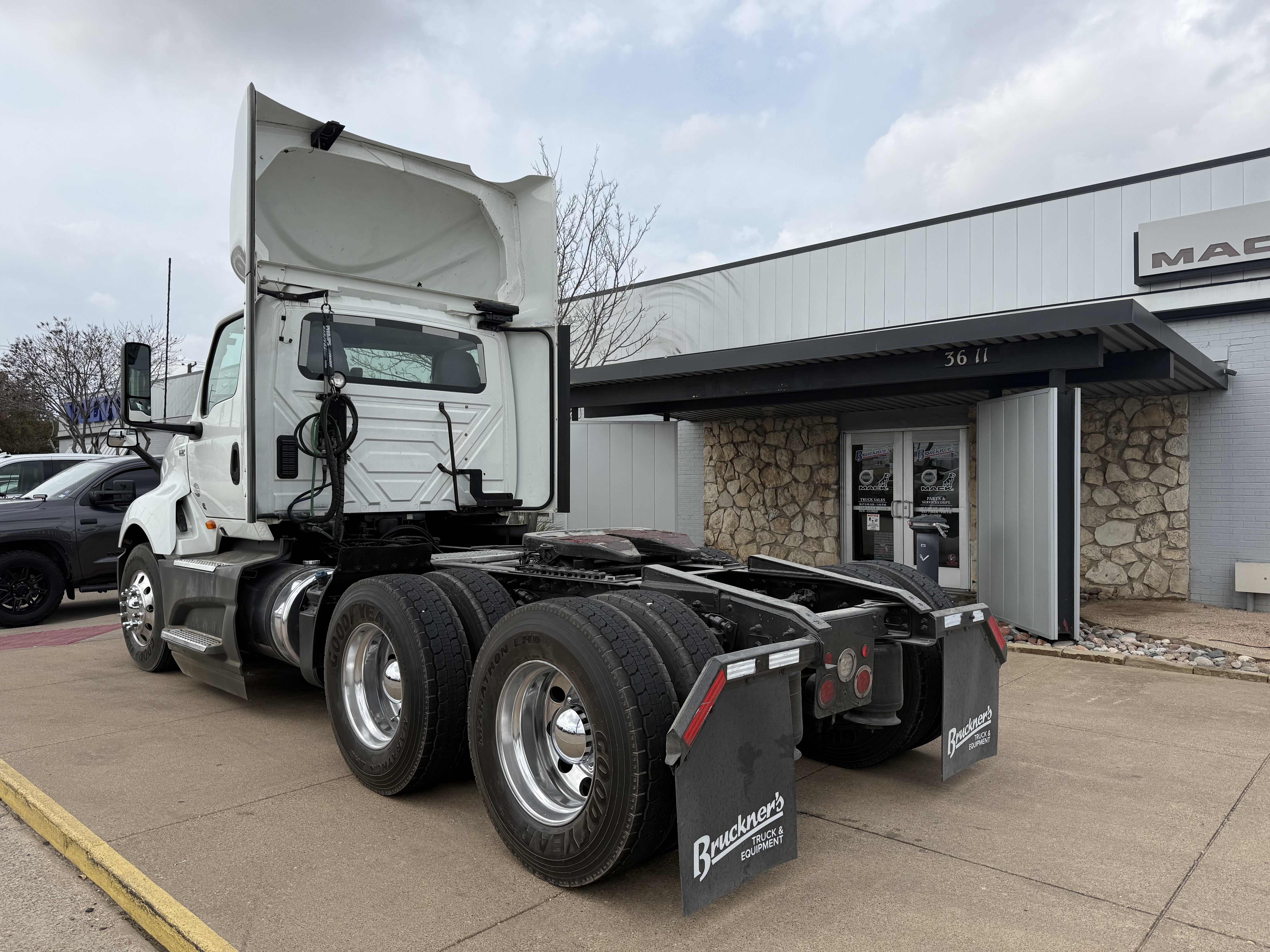 2021 International LT - image 3