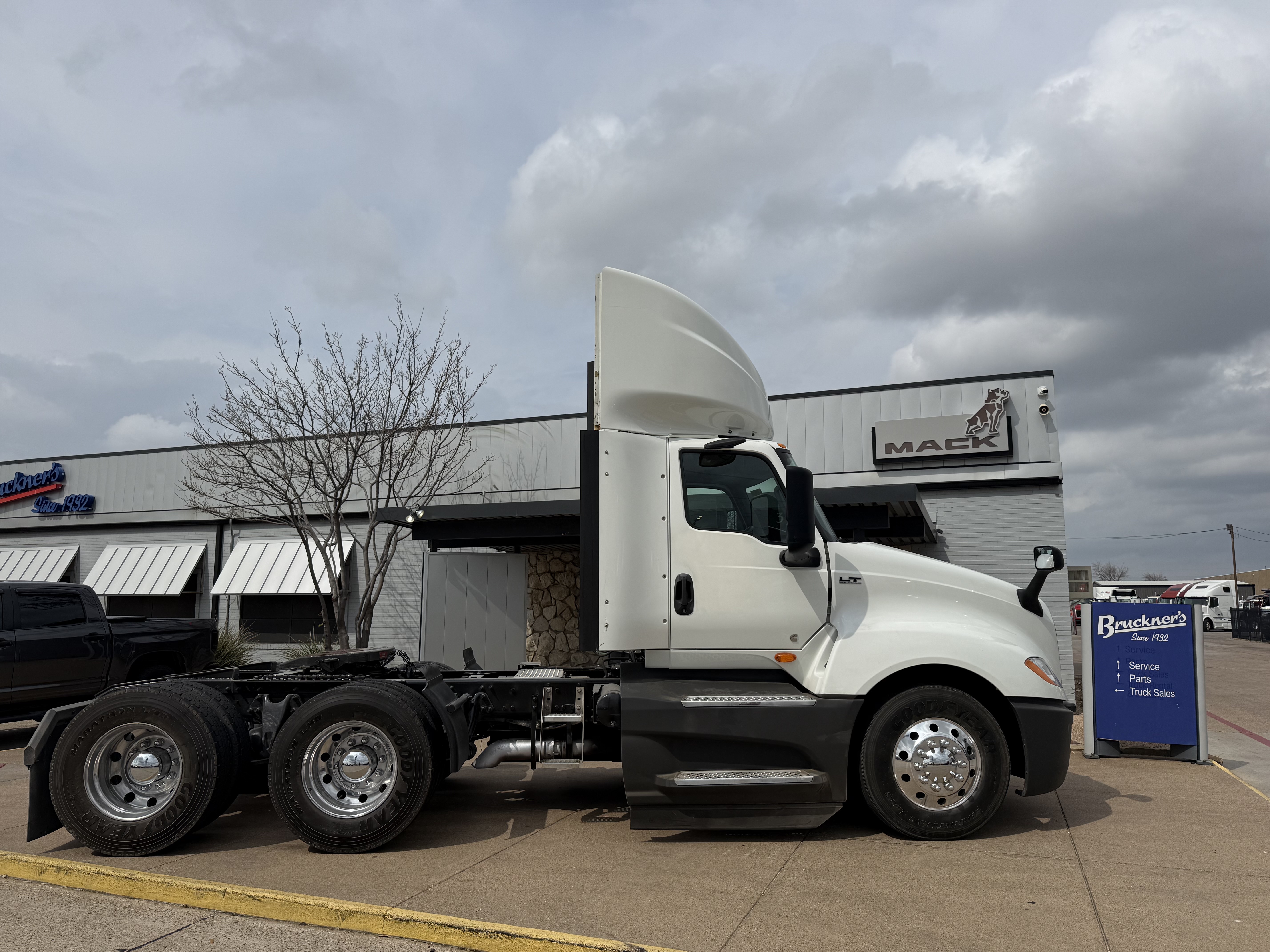 2021 International LT - image 8