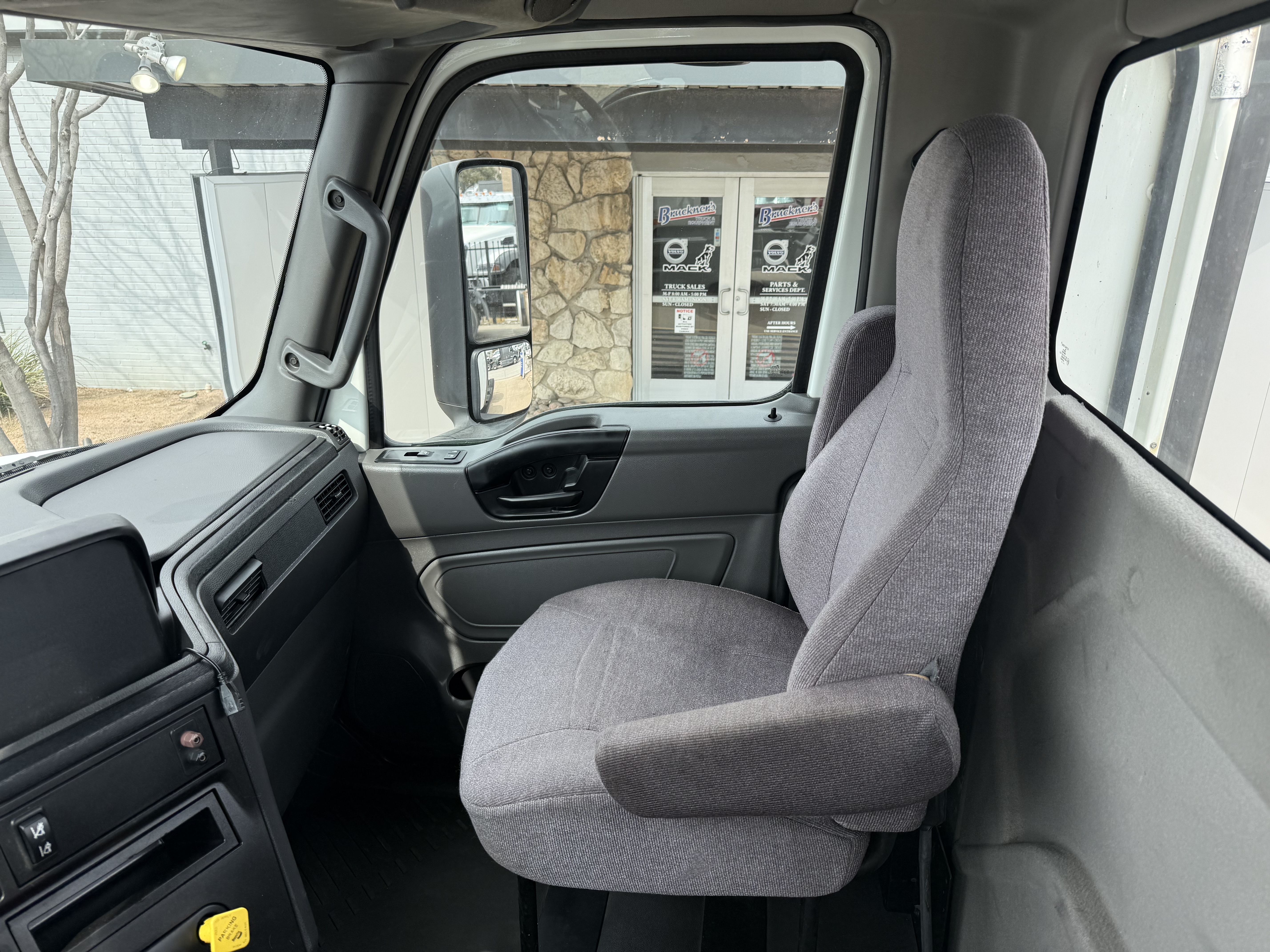 2021 International LT - image 15