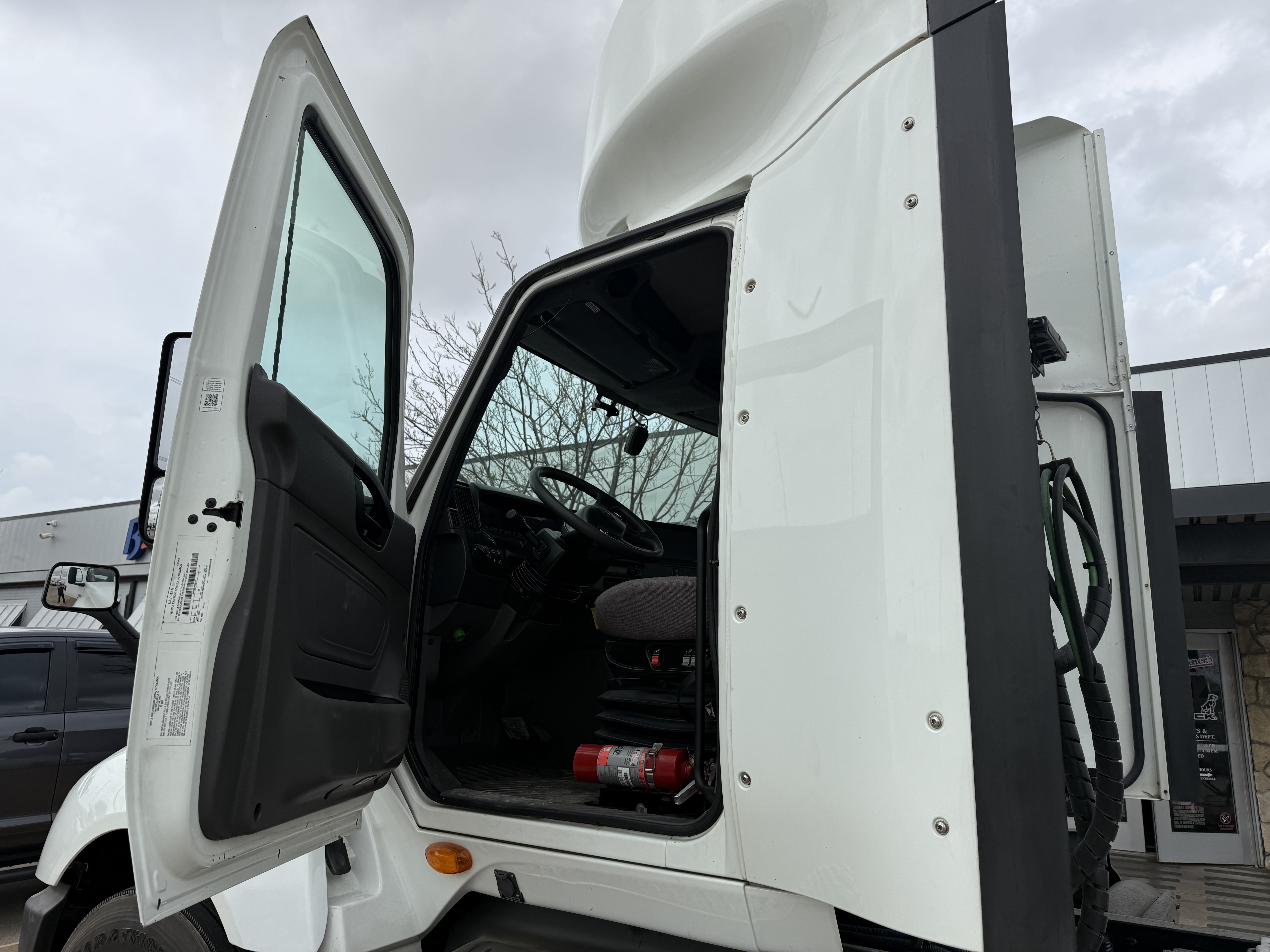 2021 International LT - image 9