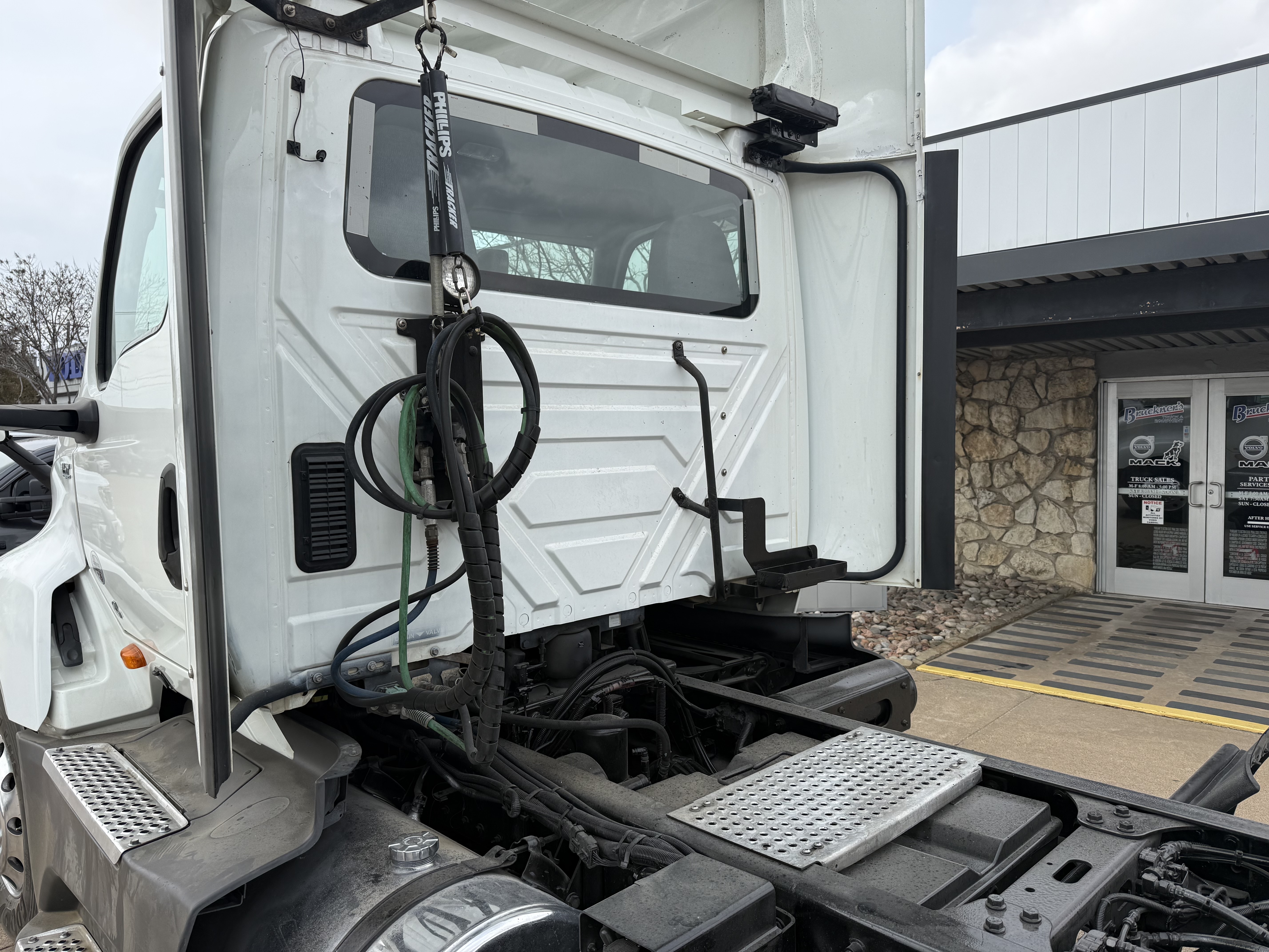 2021 International LT - image 17