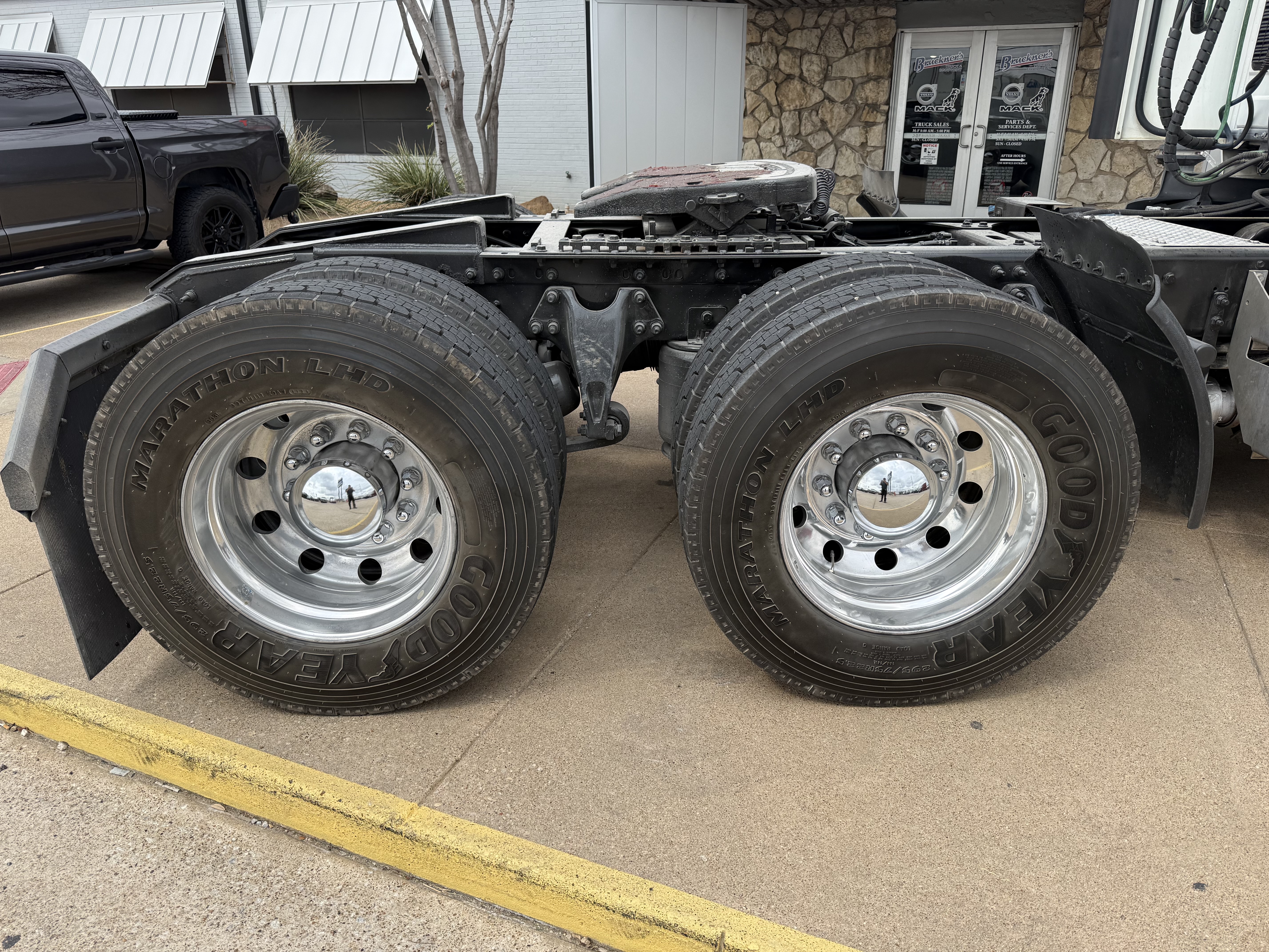 2021 International LT - image 23