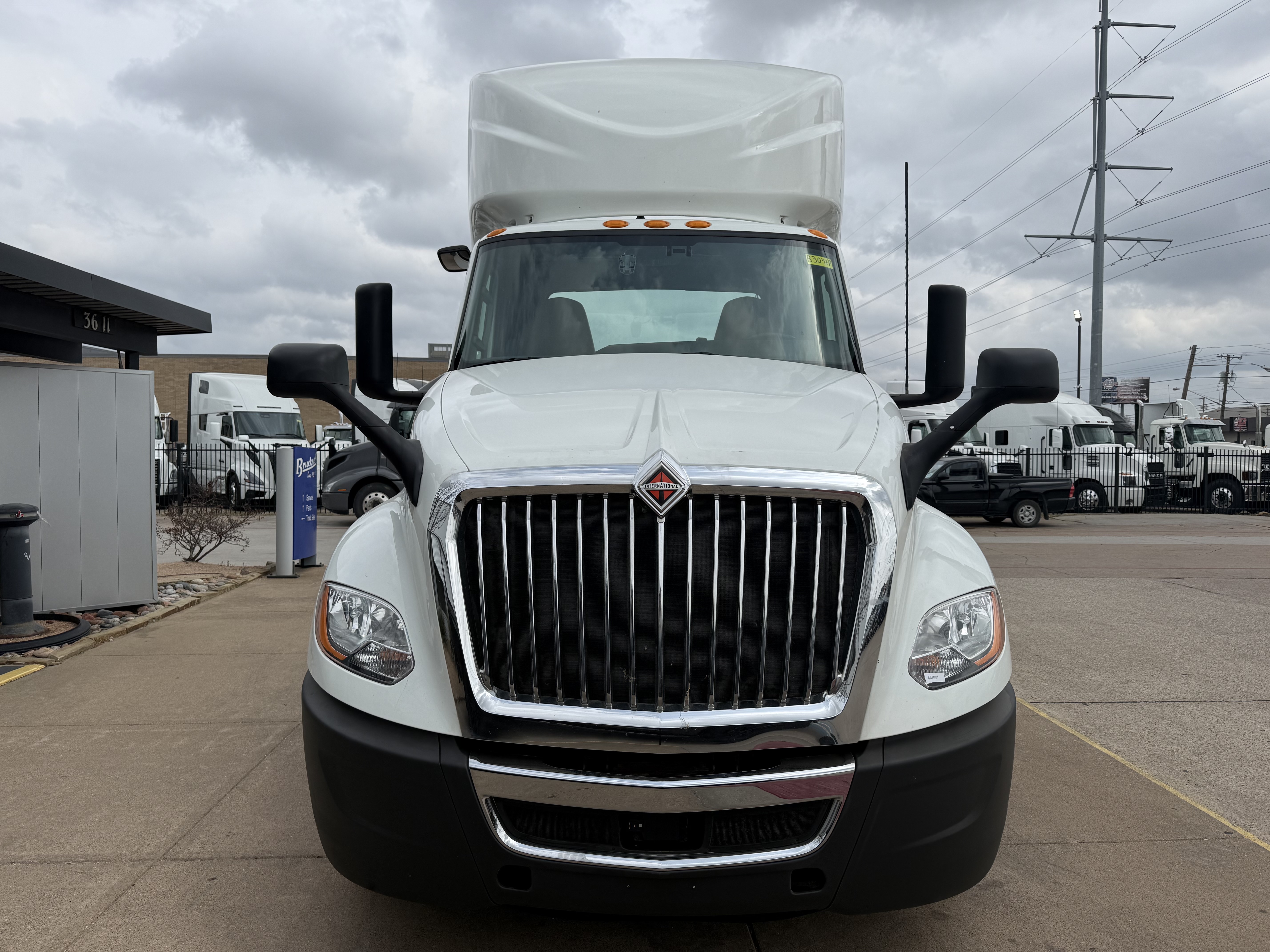 2021 International LT - image 2