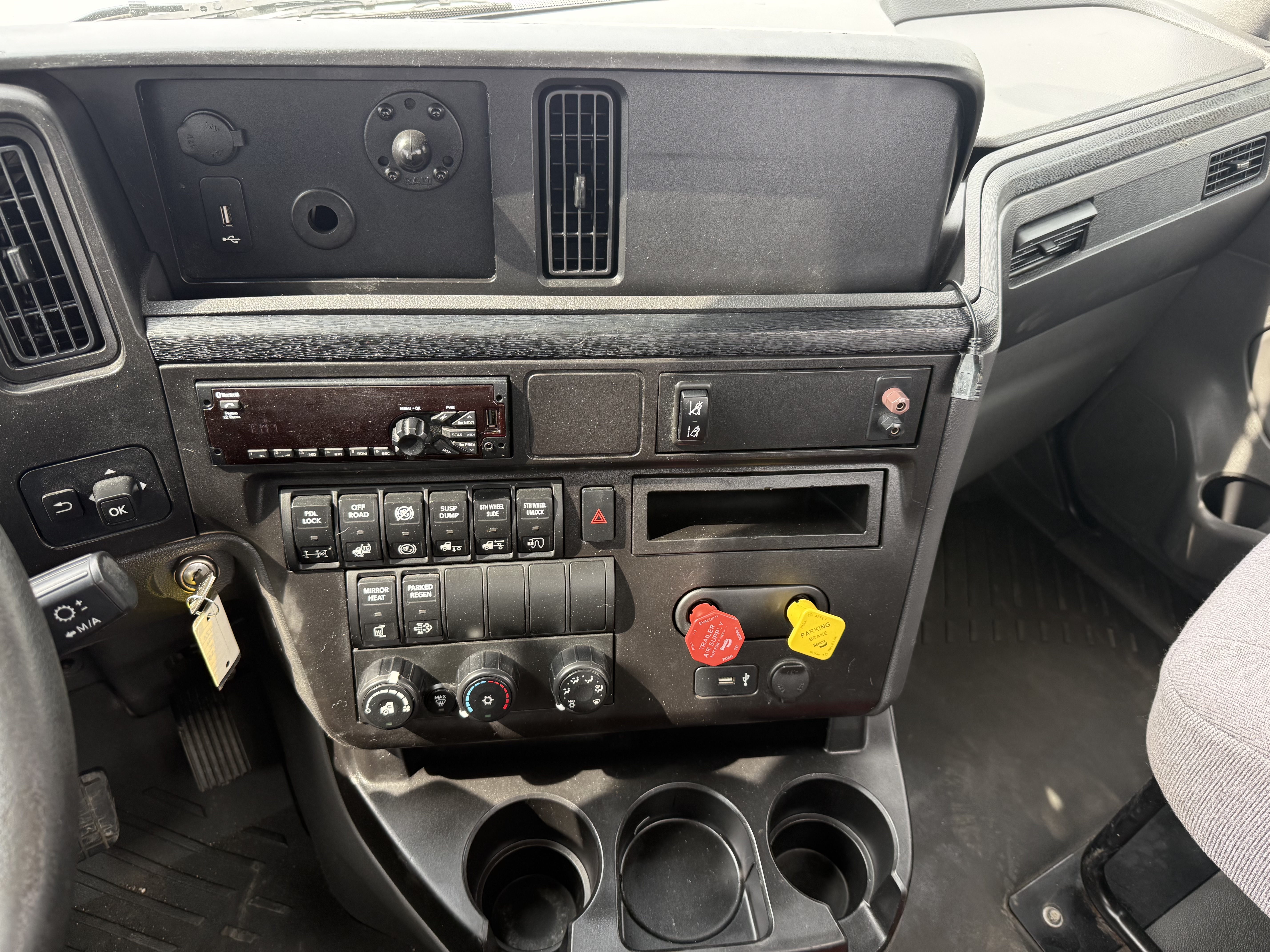 2021 International LT - image 13