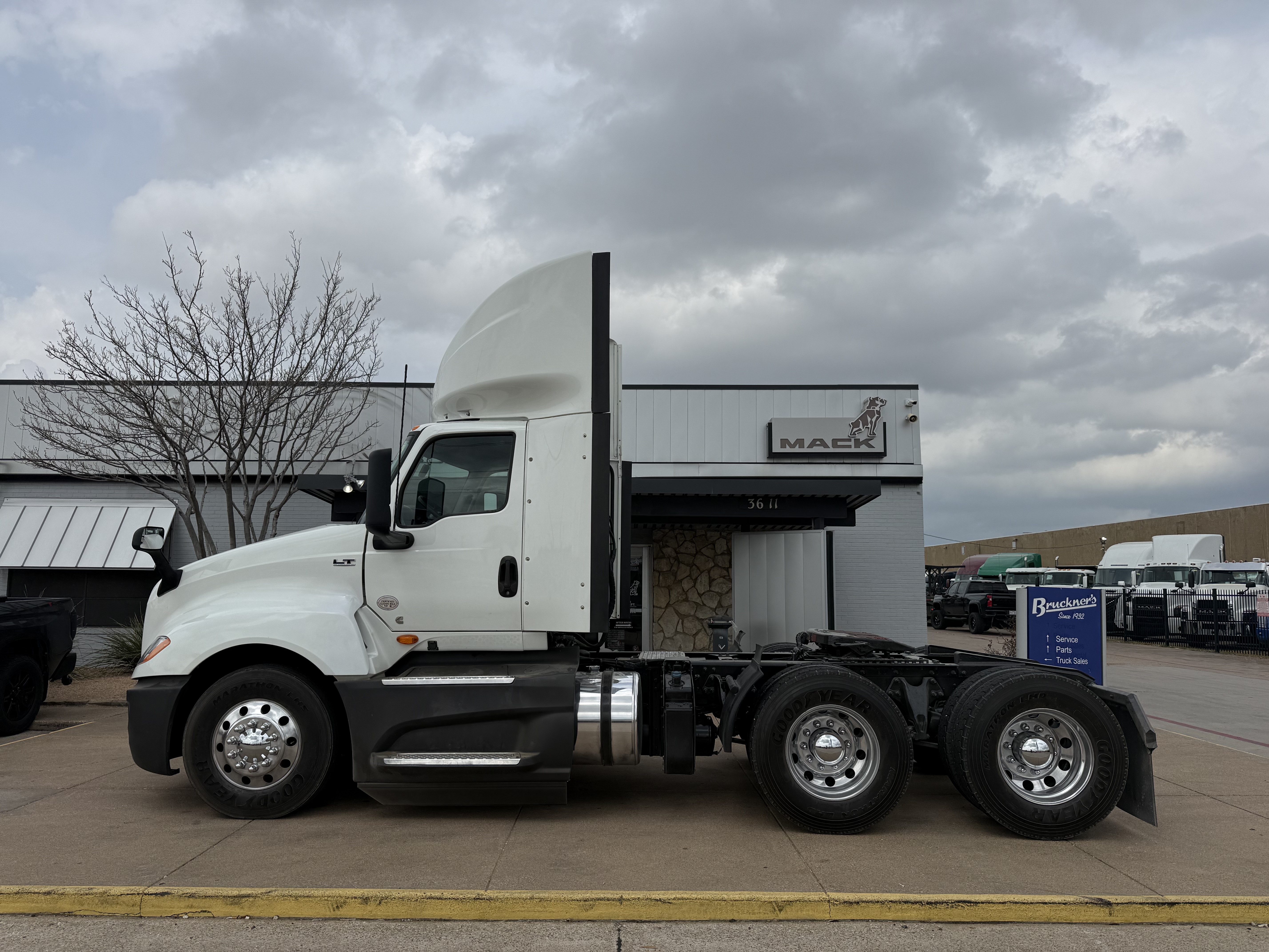 2021 International LT - image 4