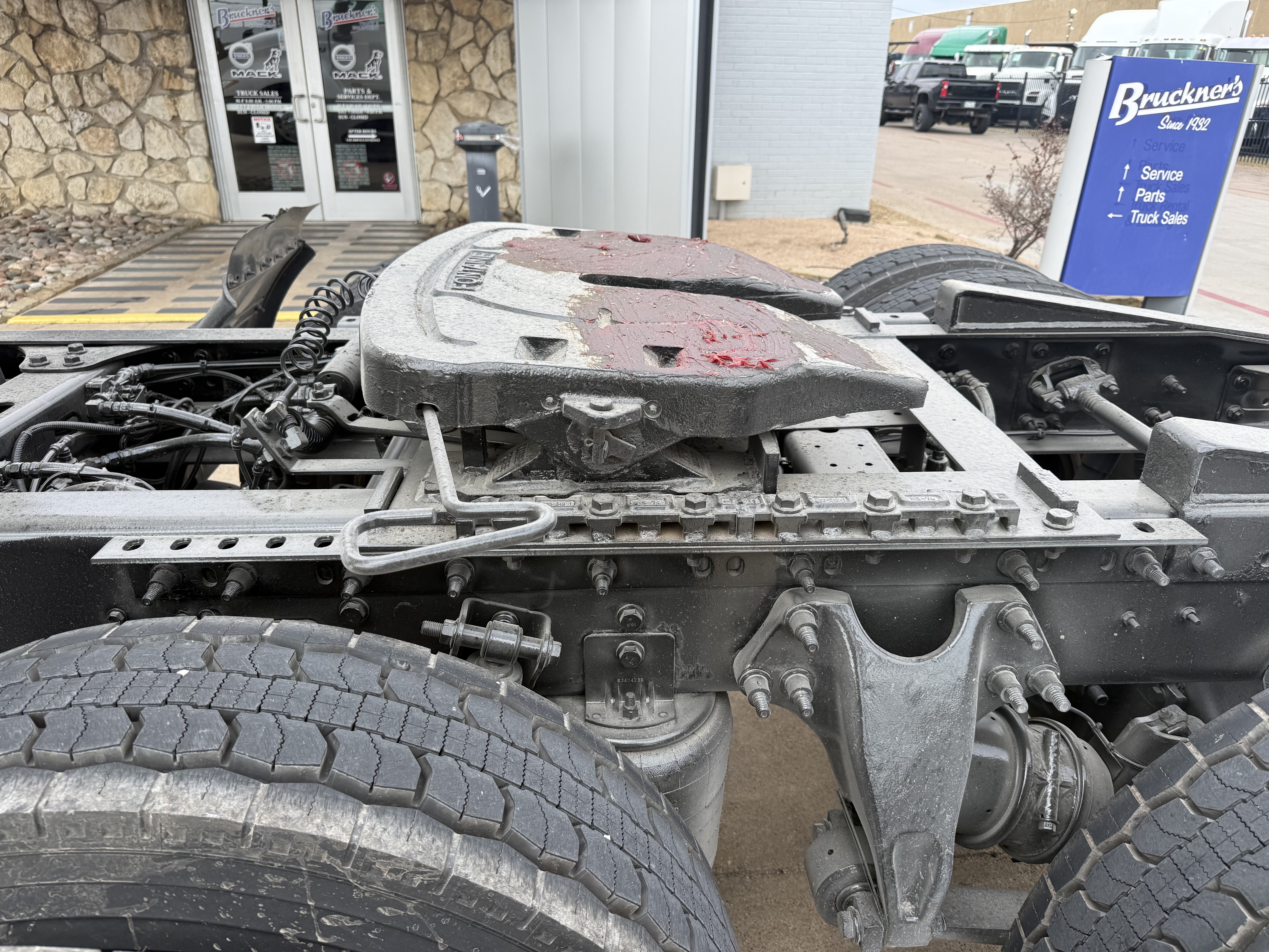 2021 International LT - image 18