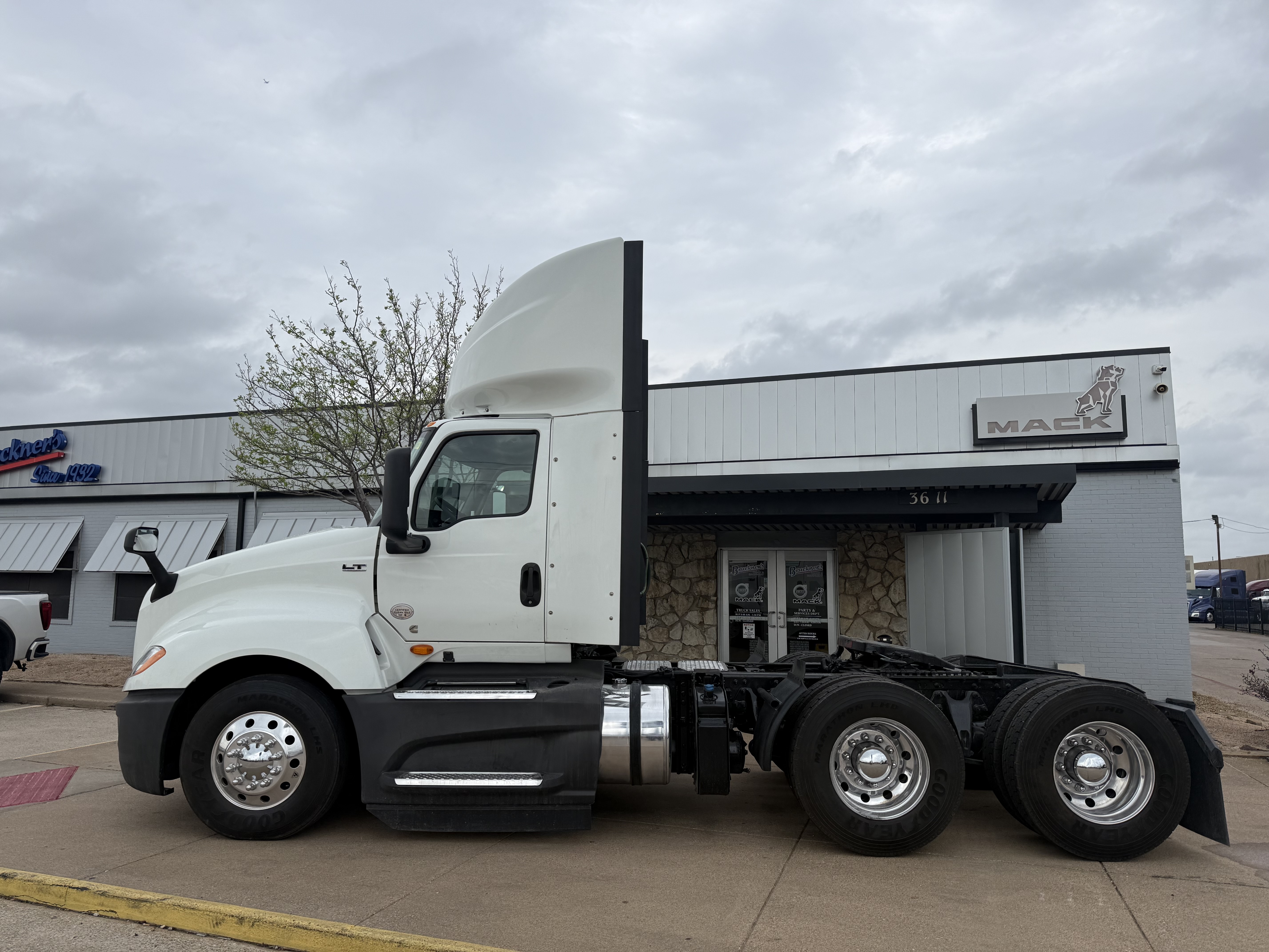 2021 International LT - image 4