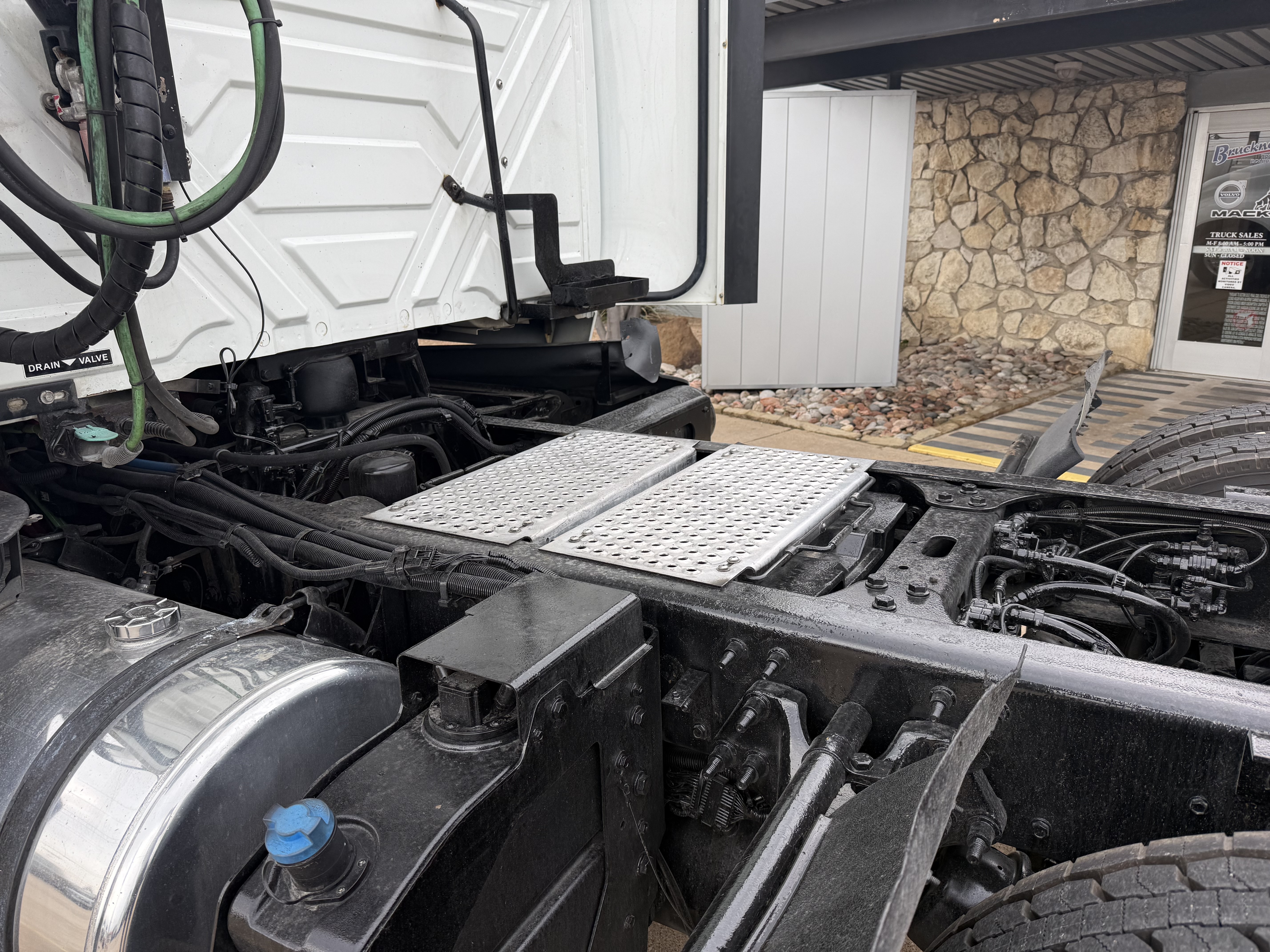 2021 International LT - image 16