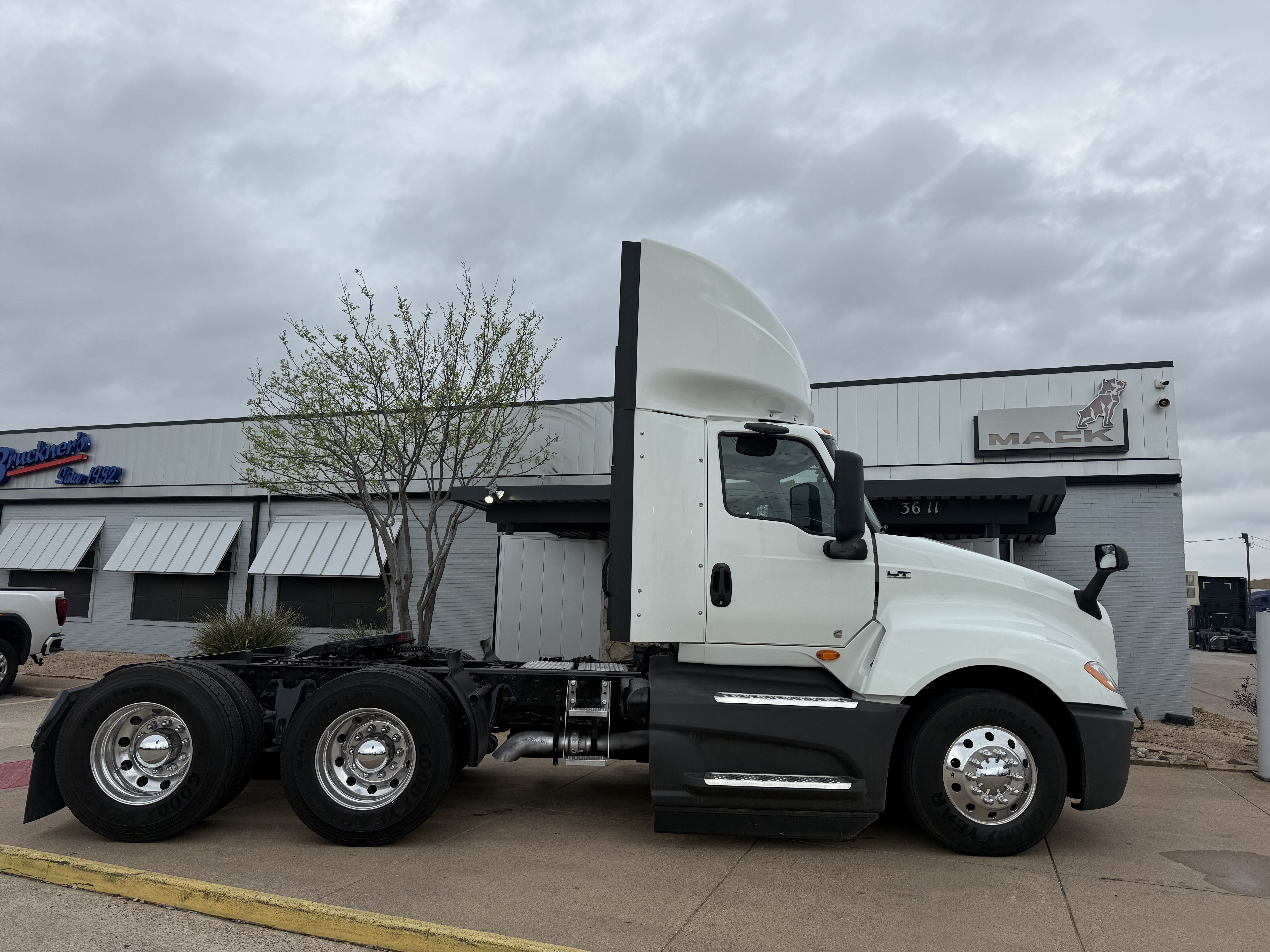 2021 International LT - image 7