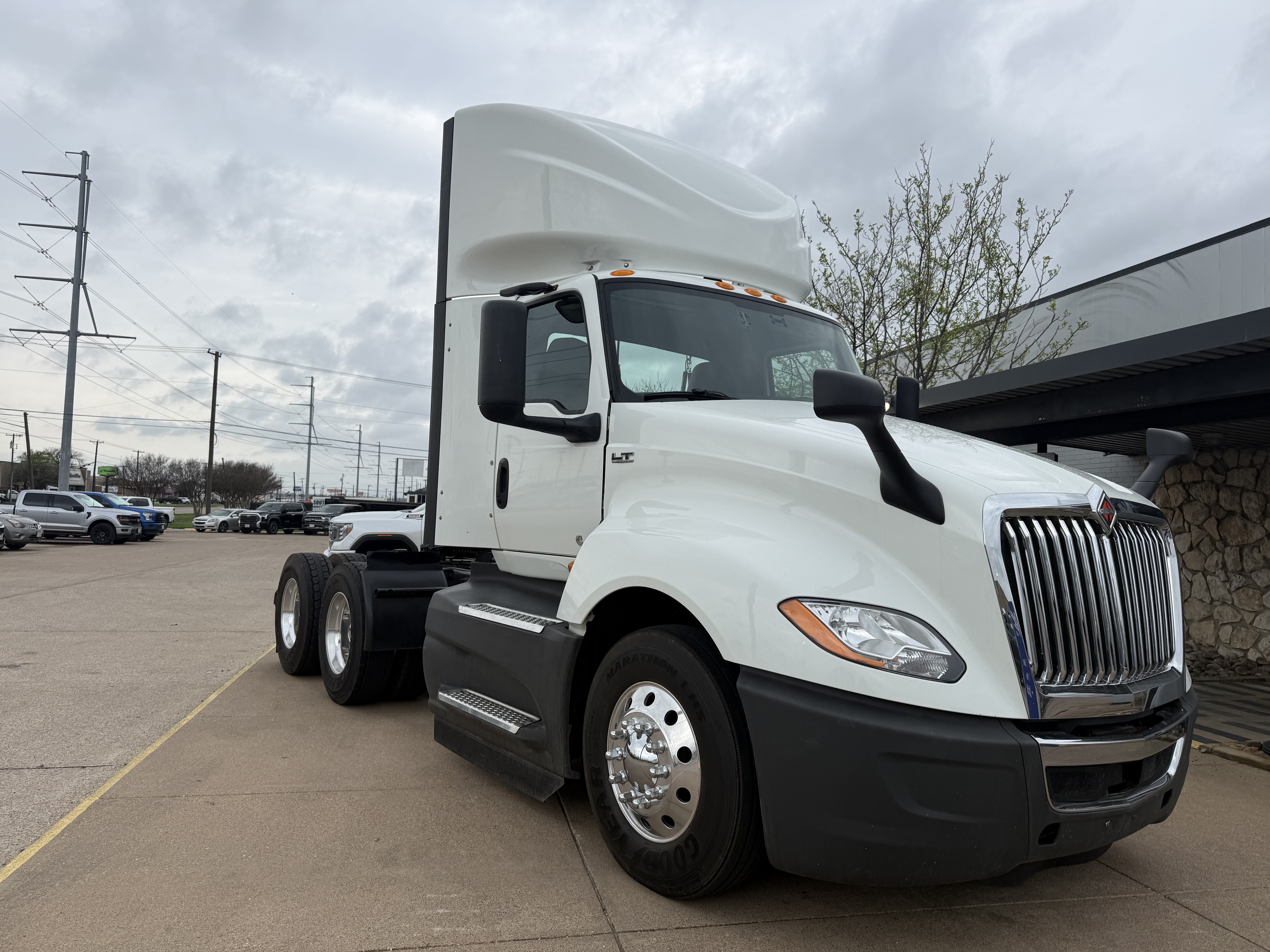 2021 International LT - image 8