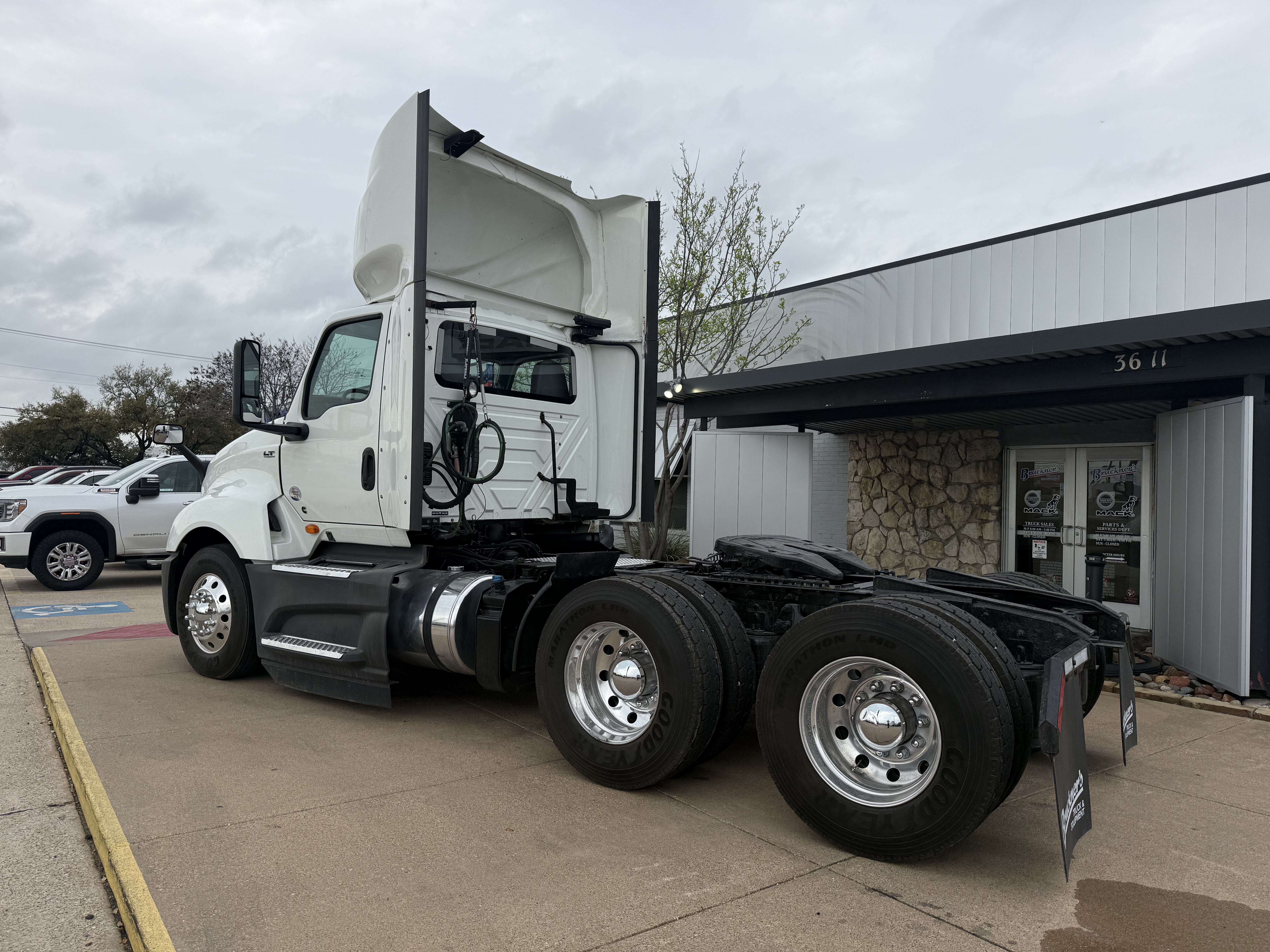 2021 International LT - image 3