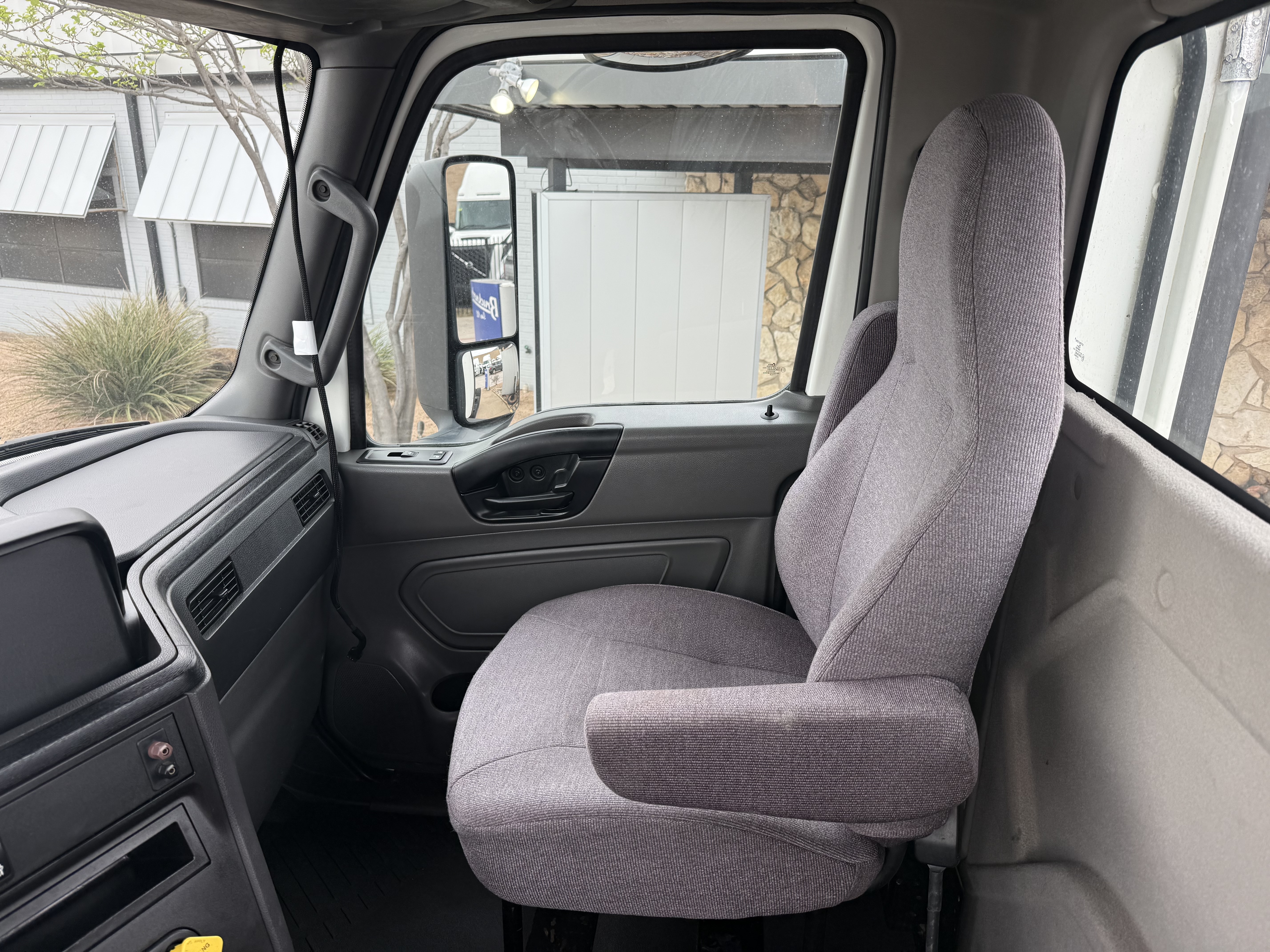 2021 International LT - image 14