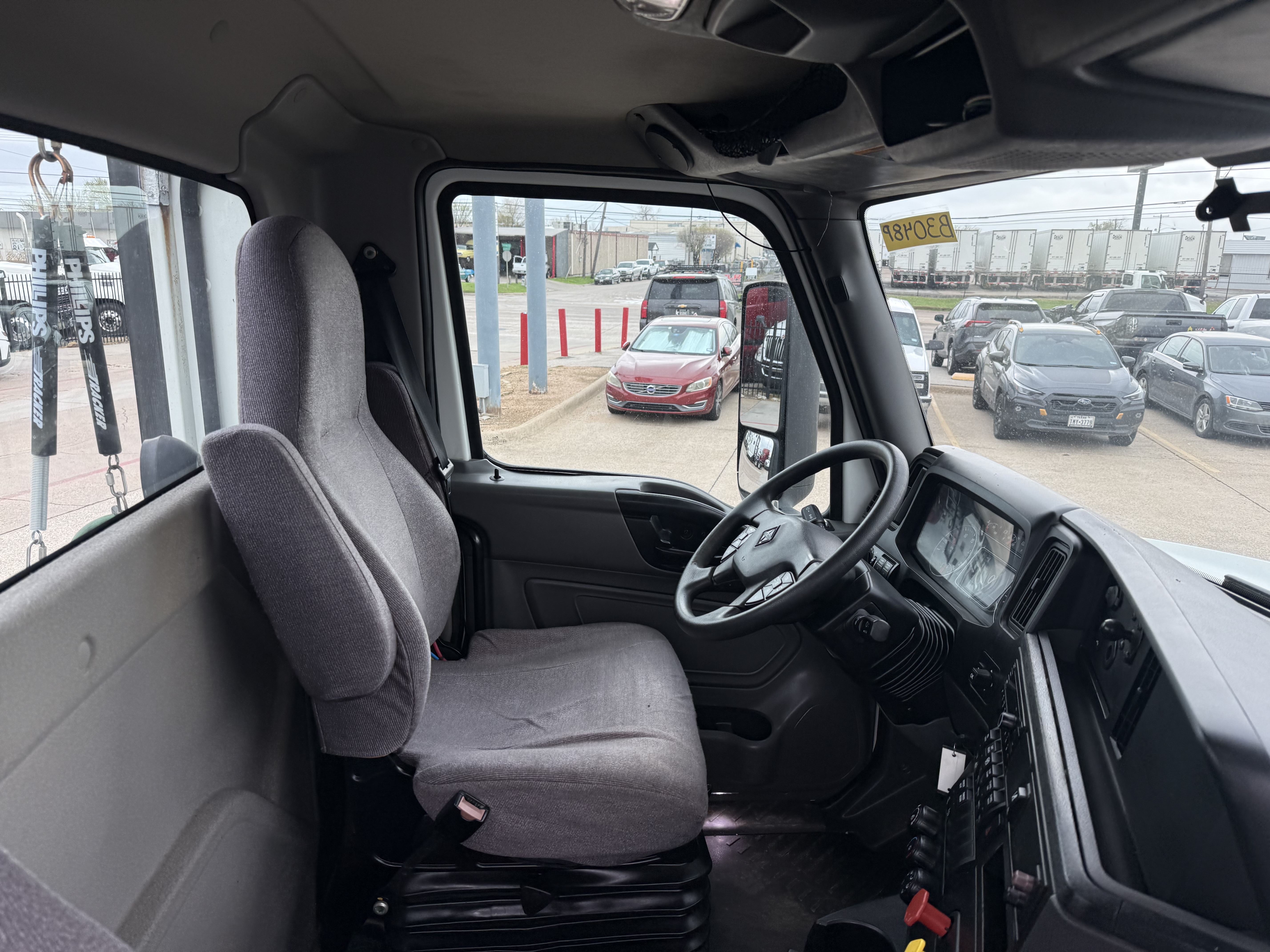 2021 International LT - image 10