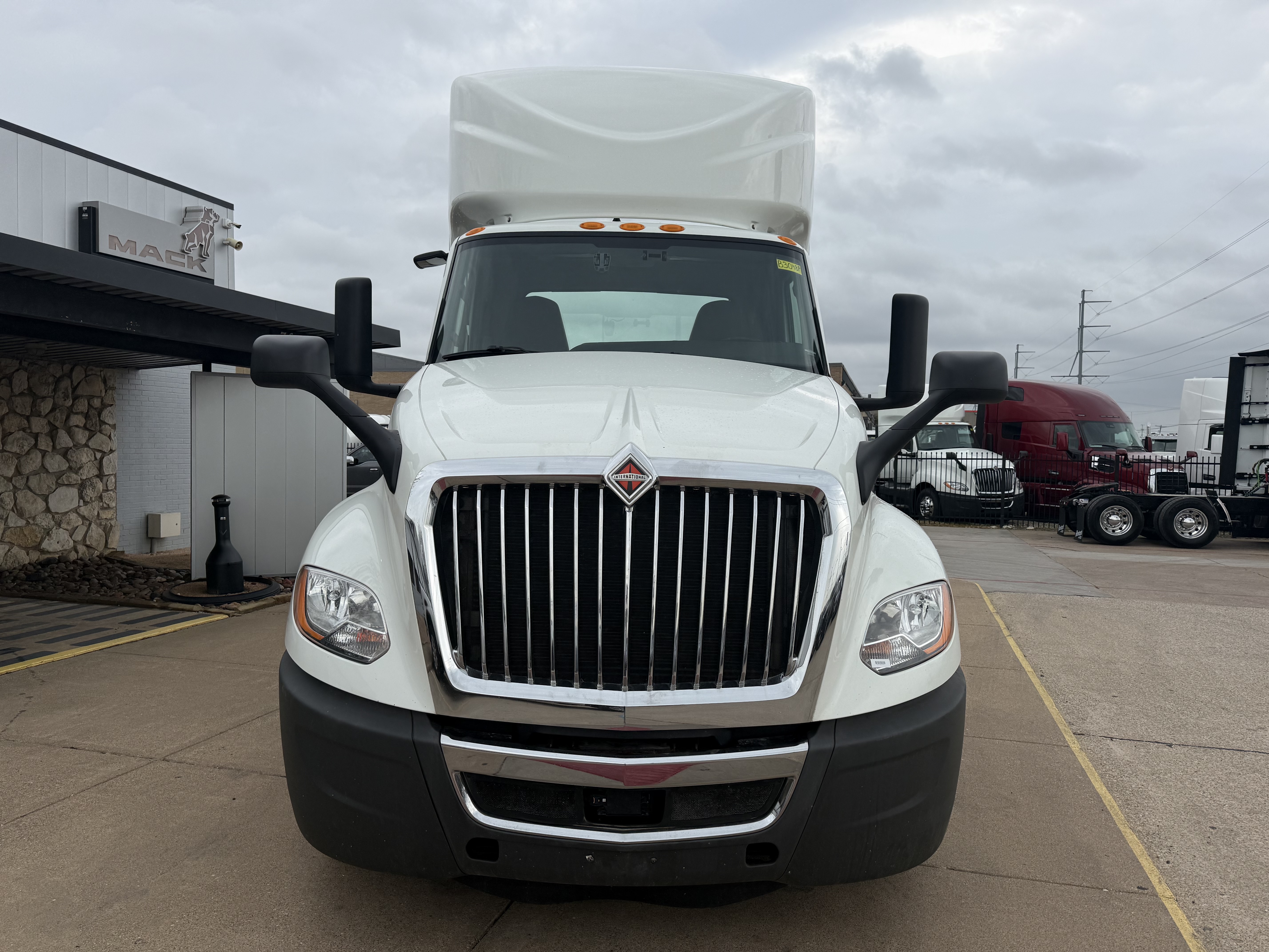 2021 International LT - image 2