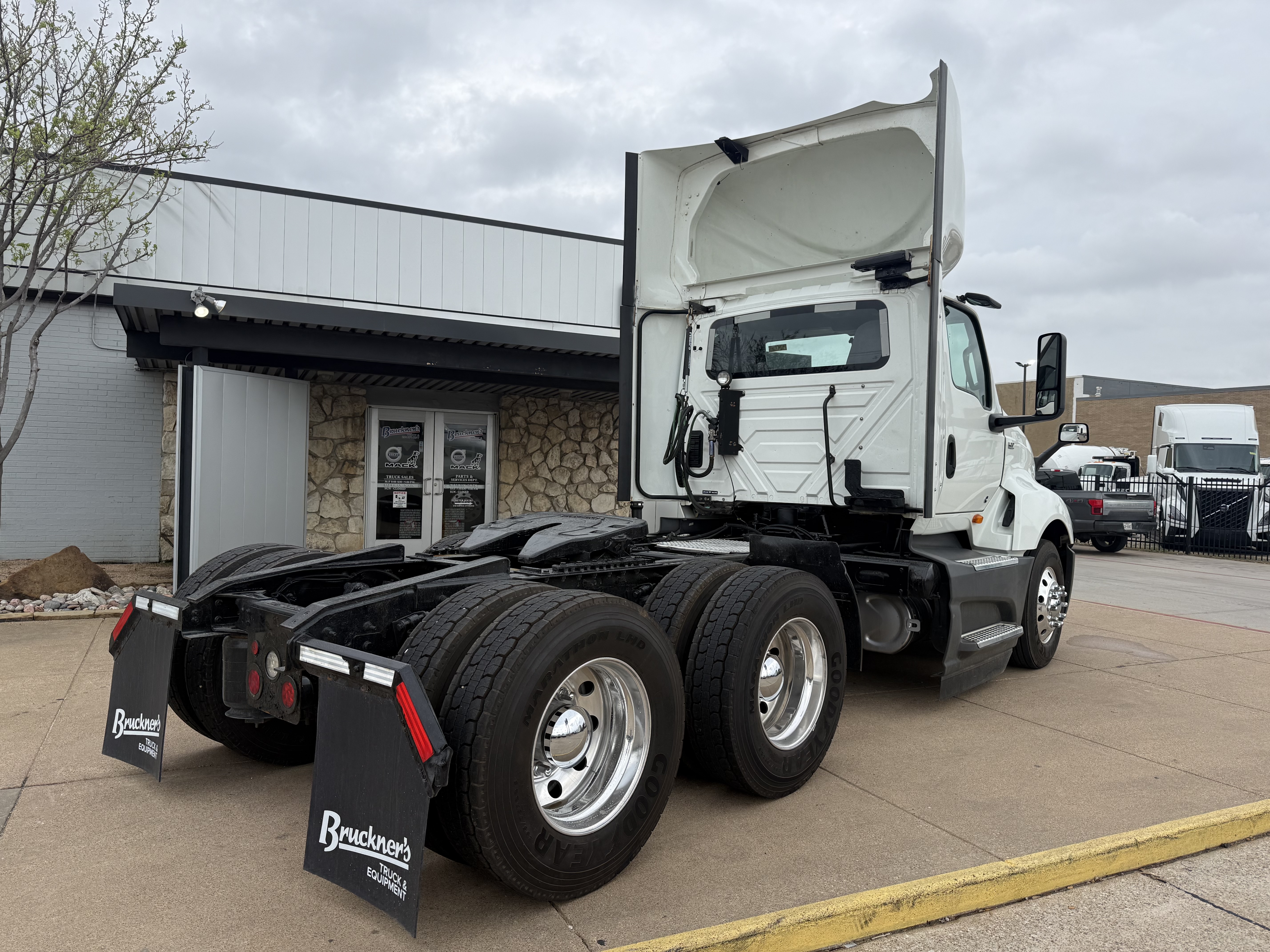 2021 International LT - image 6