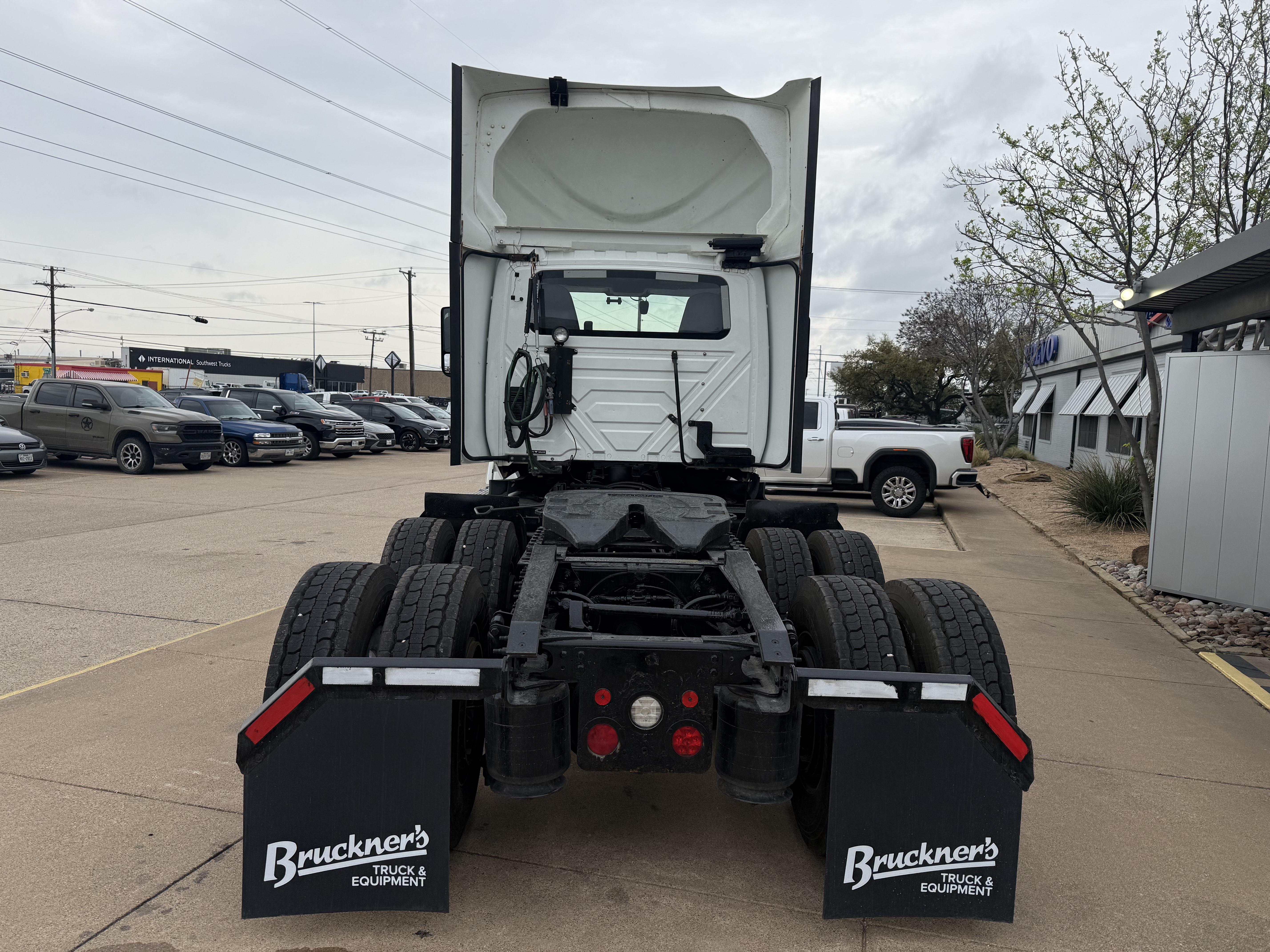 2021 International LT - image 5