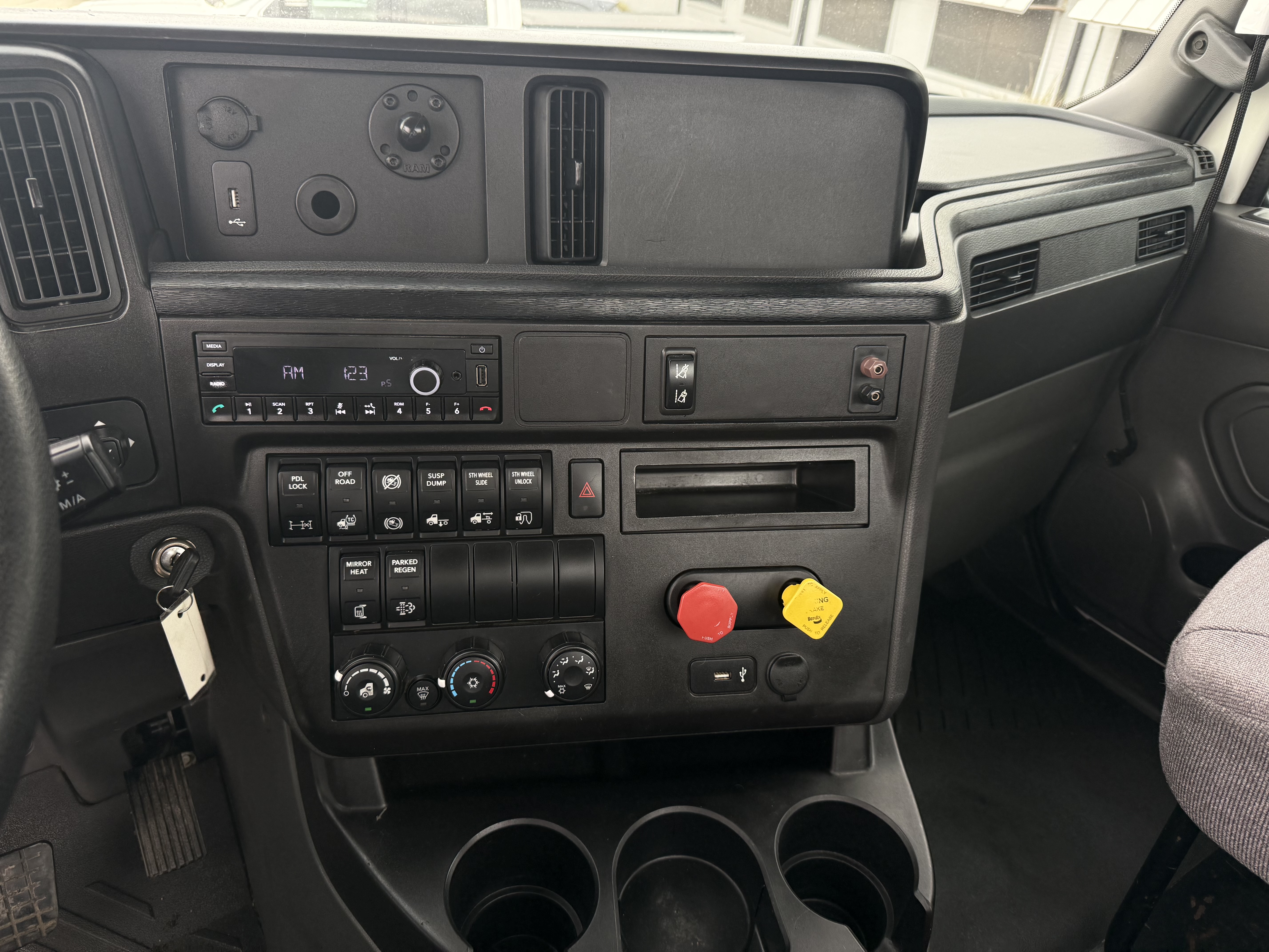 2021 International LT - image 12