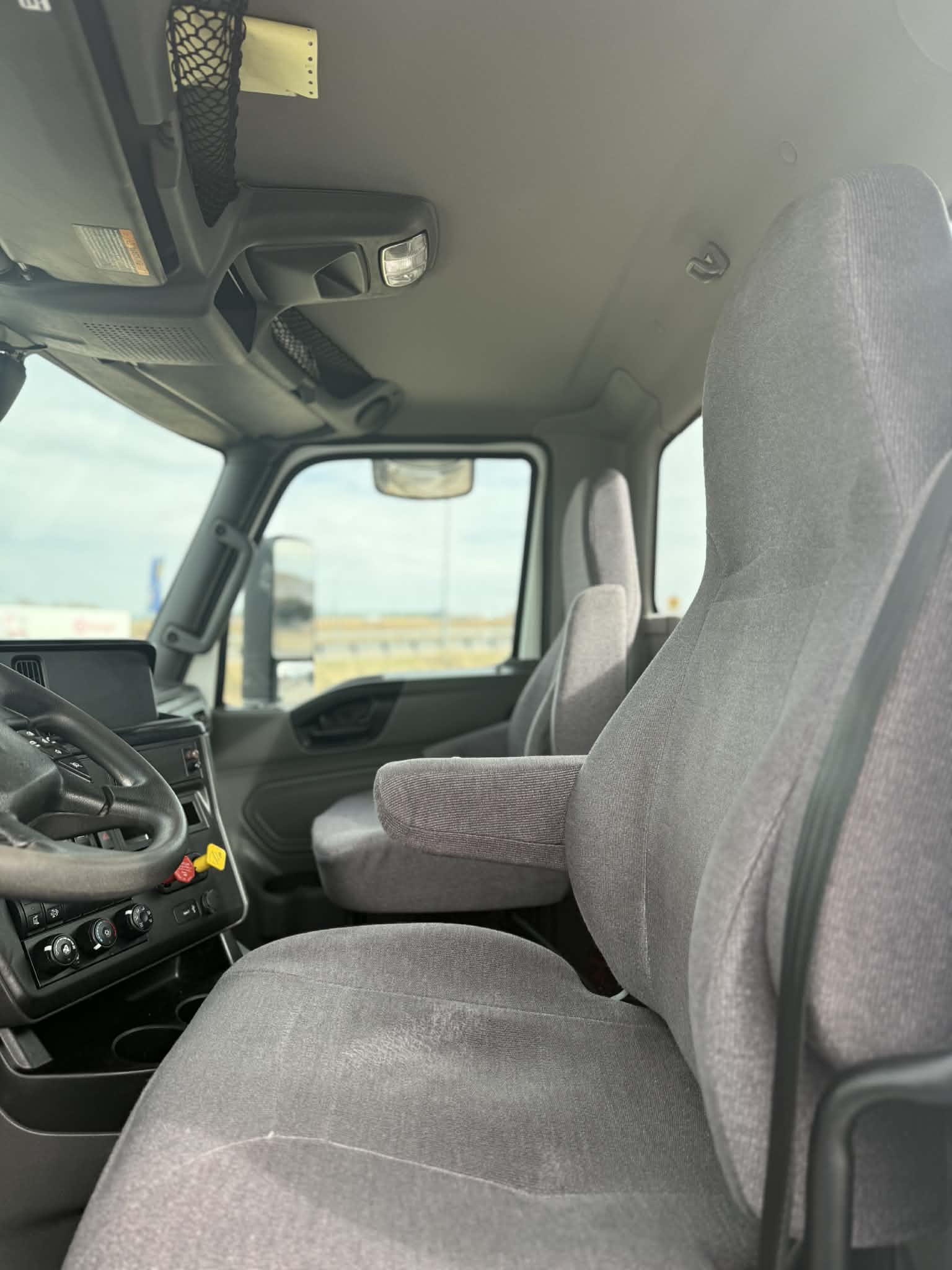 2021 International LT - image 8