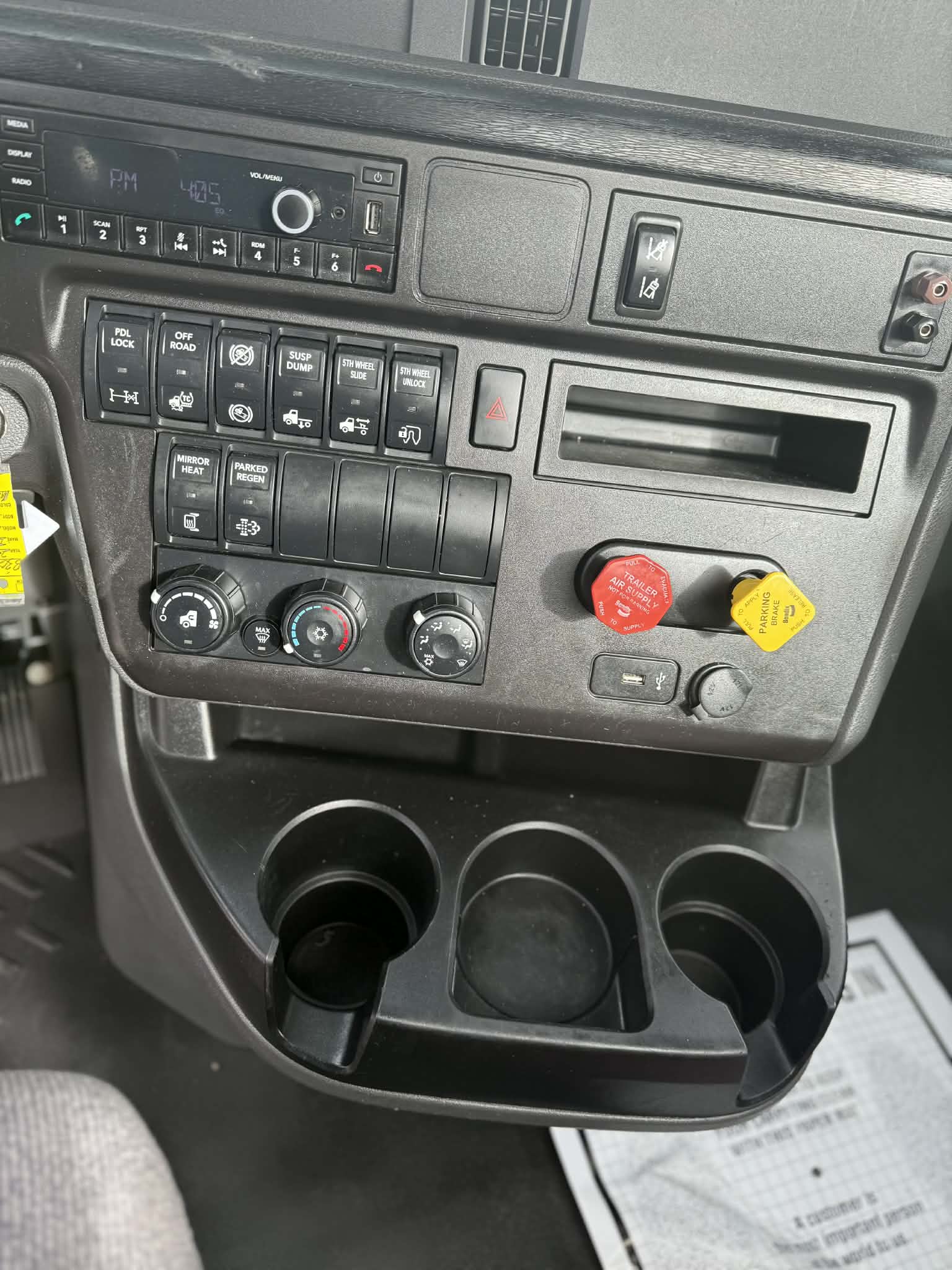 2021 International LT - image 4