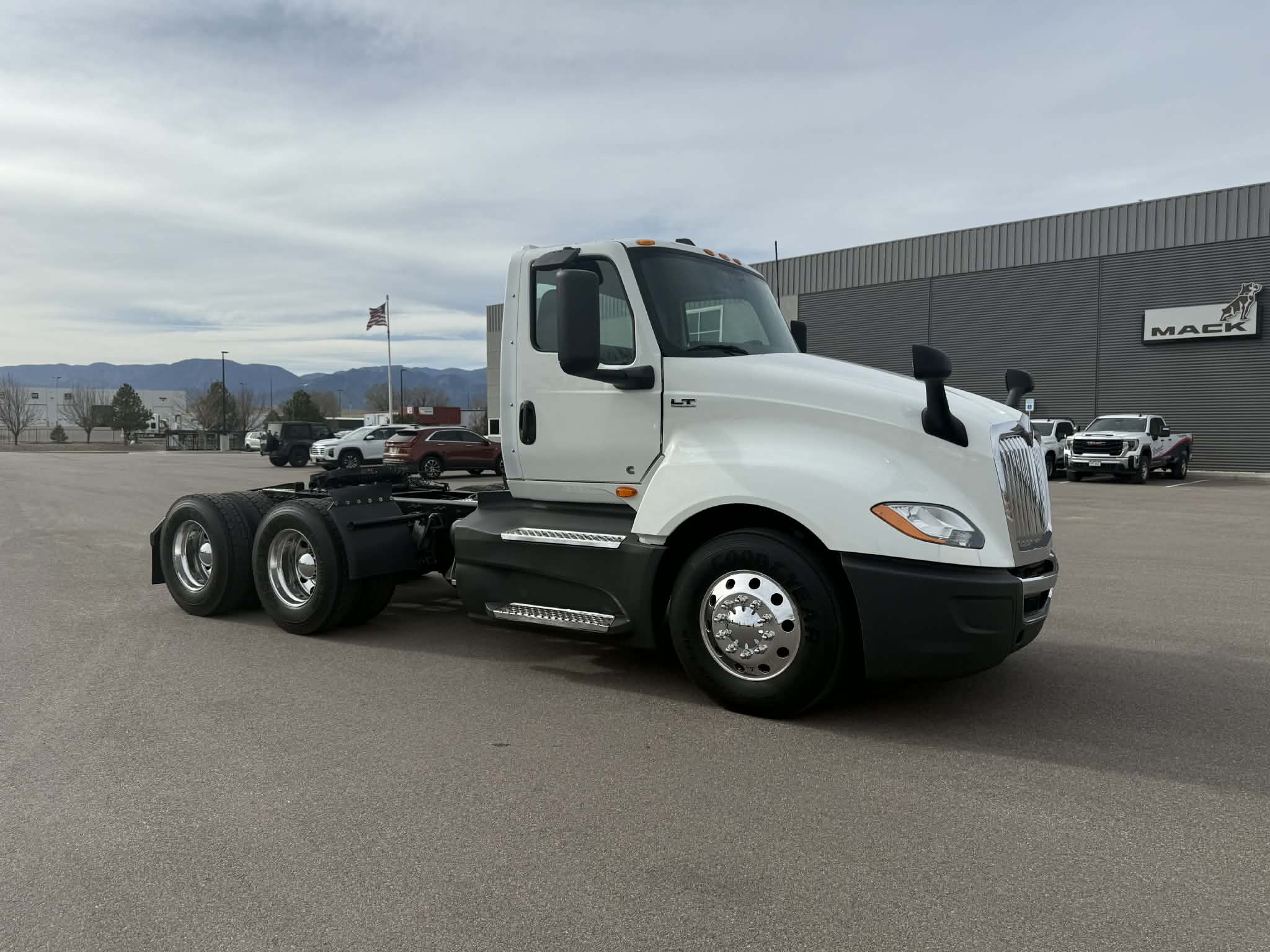 2021 International LT - image 3