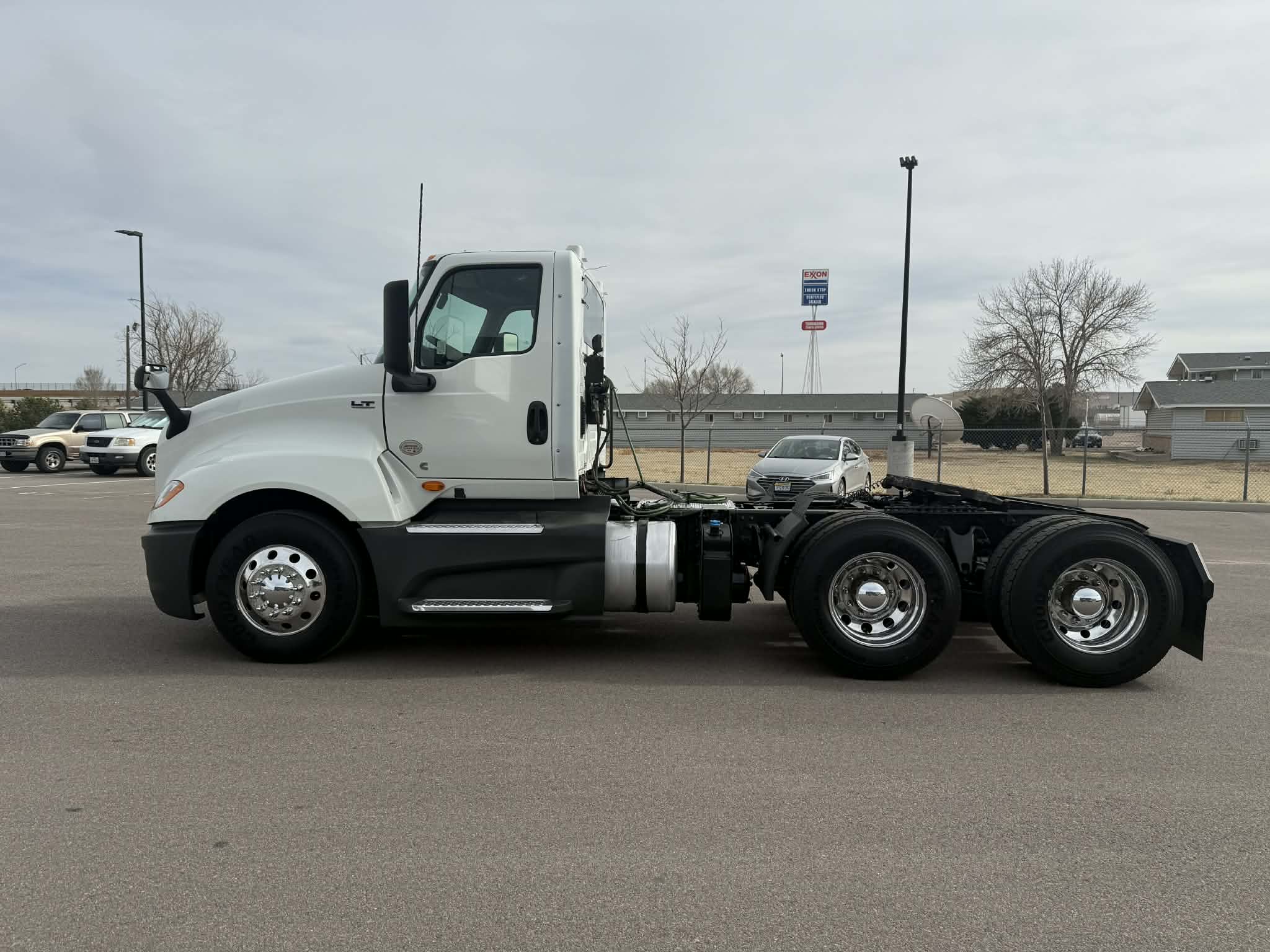 2021 International LT - image 9