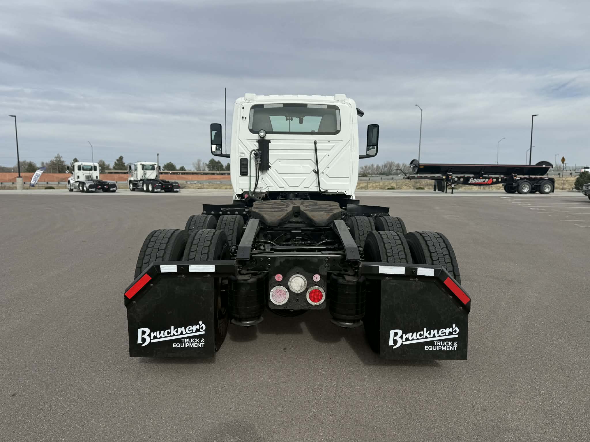 2021 International LT - image 2