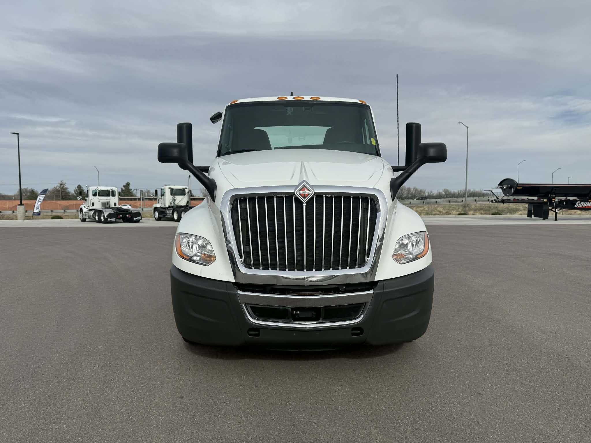 2021 International LT - image 11