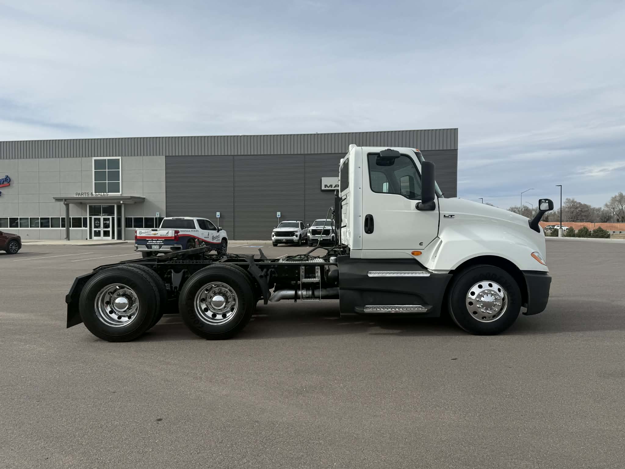 2021 International LT - image 5