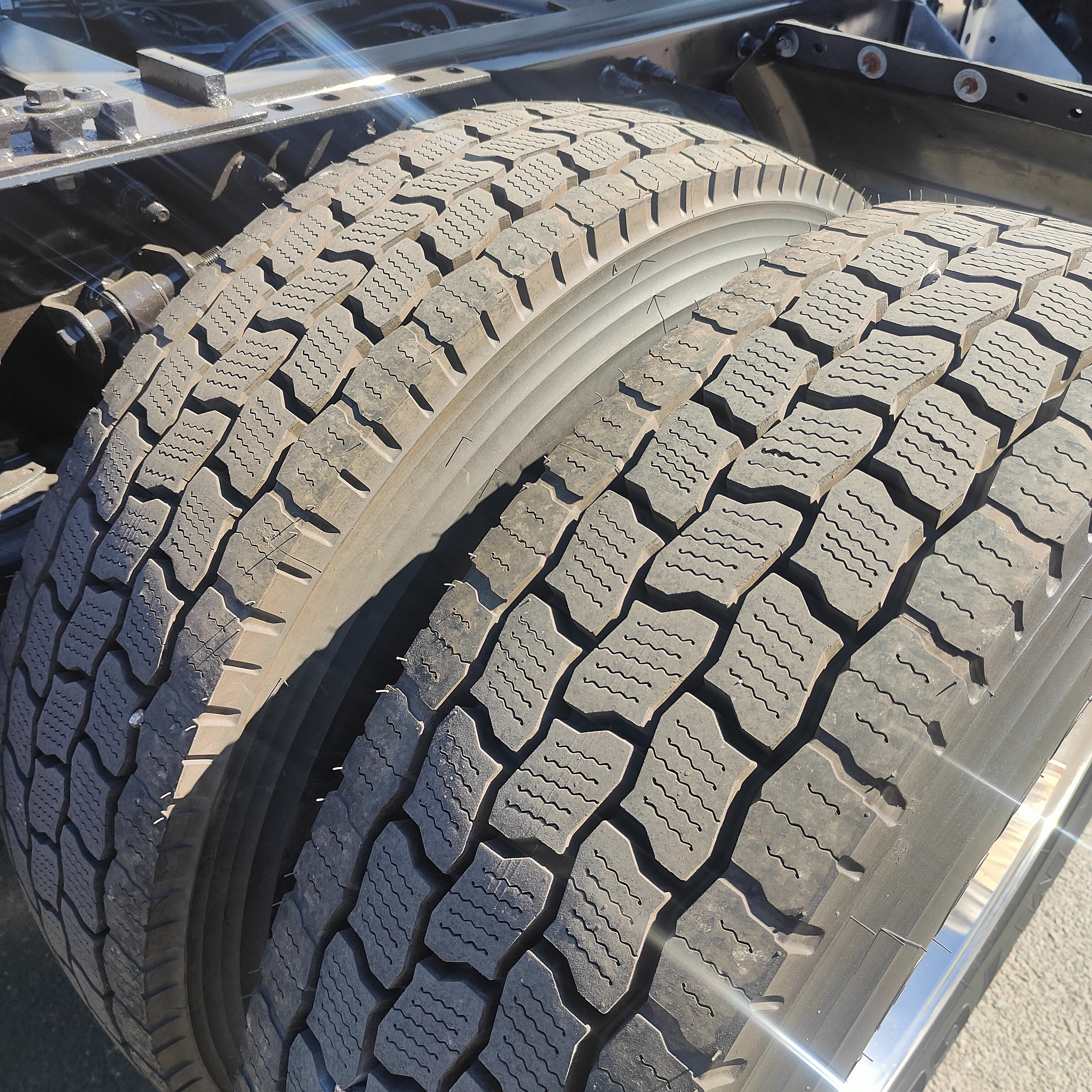 2021 International LT - image 12