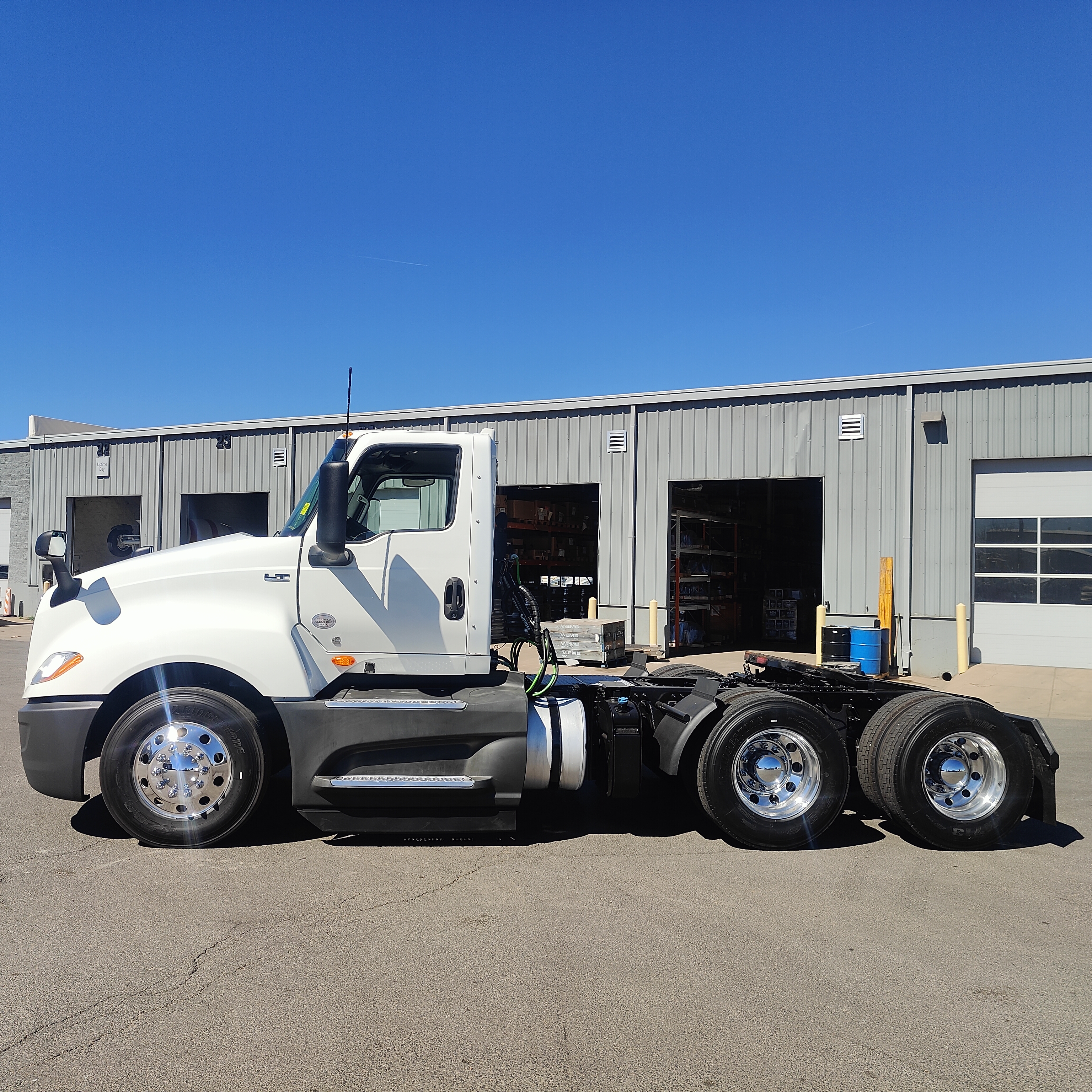 2021 International LT - image 2