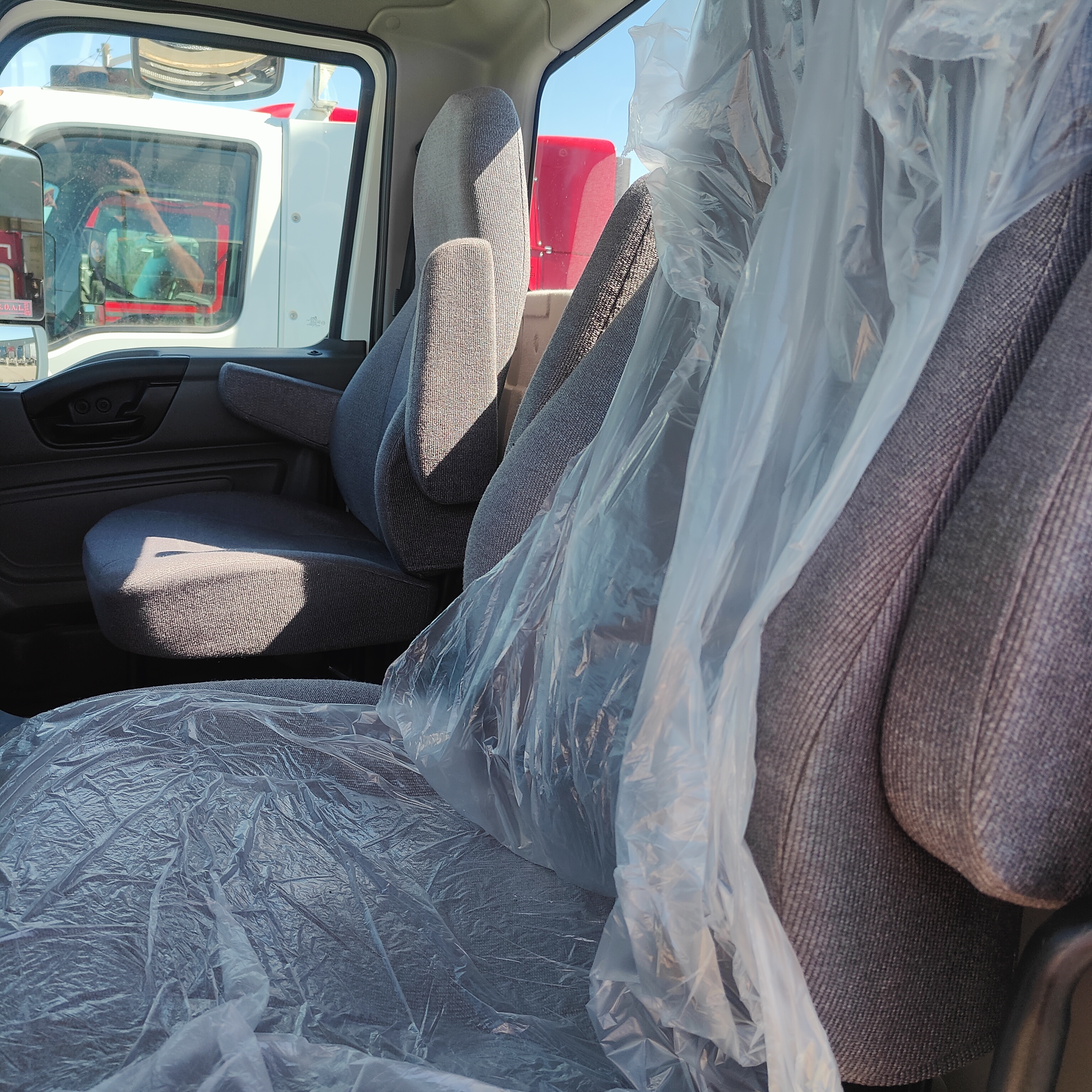 2021 International LT - image 12