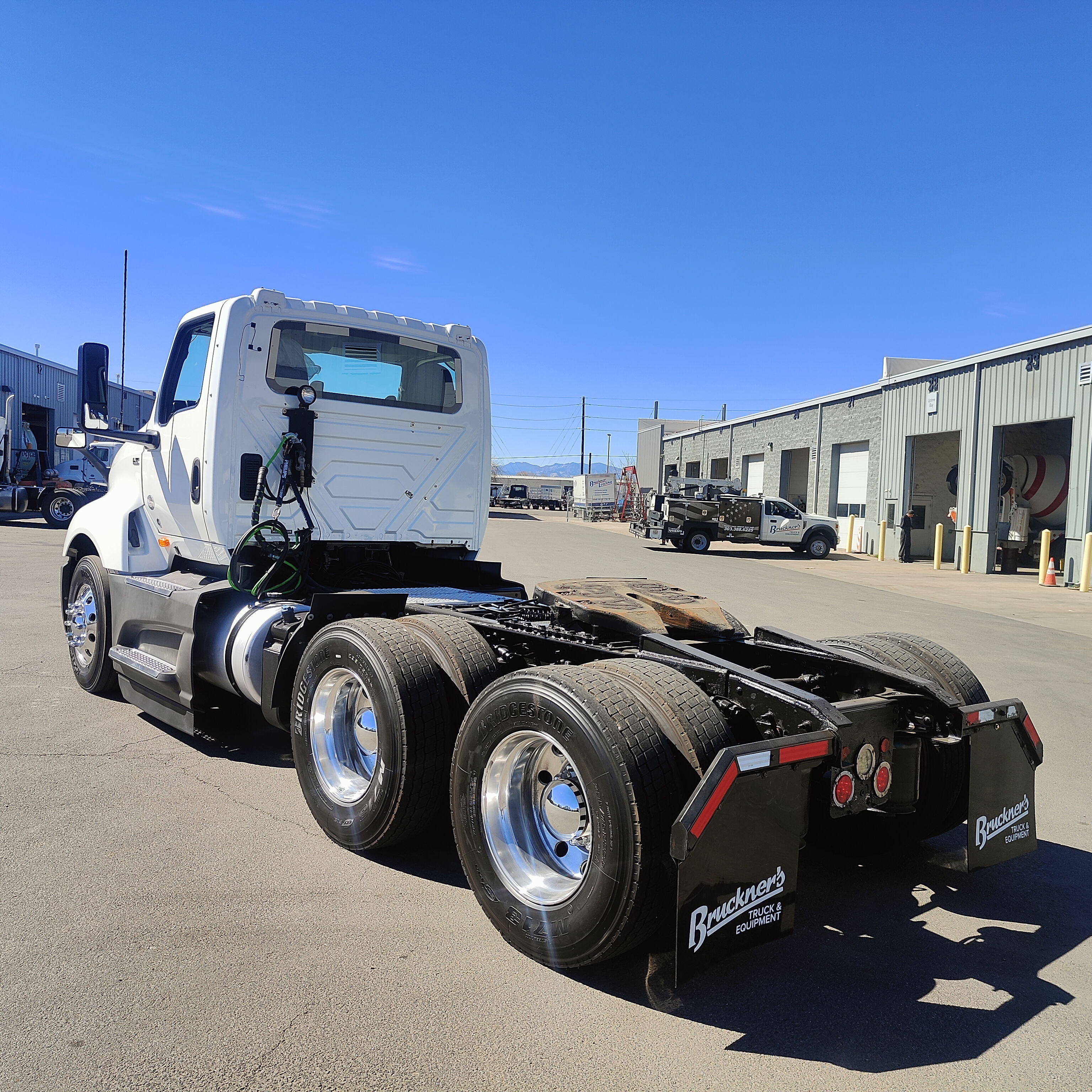 2021 International LT - image 3