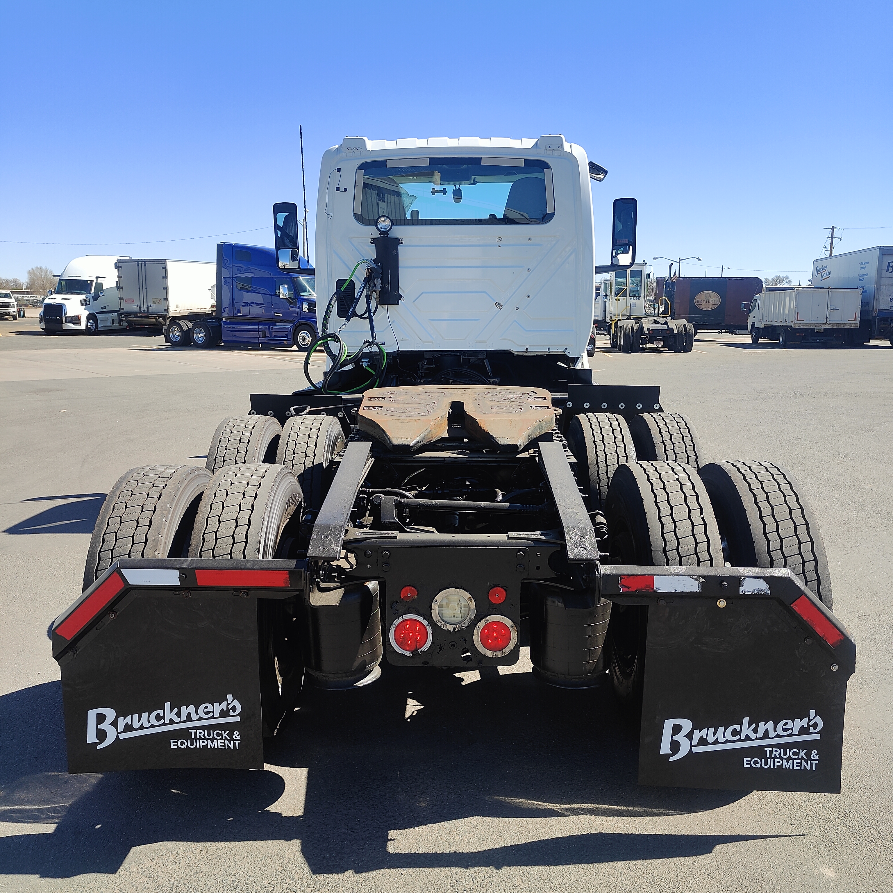 2021 International LT - image 4