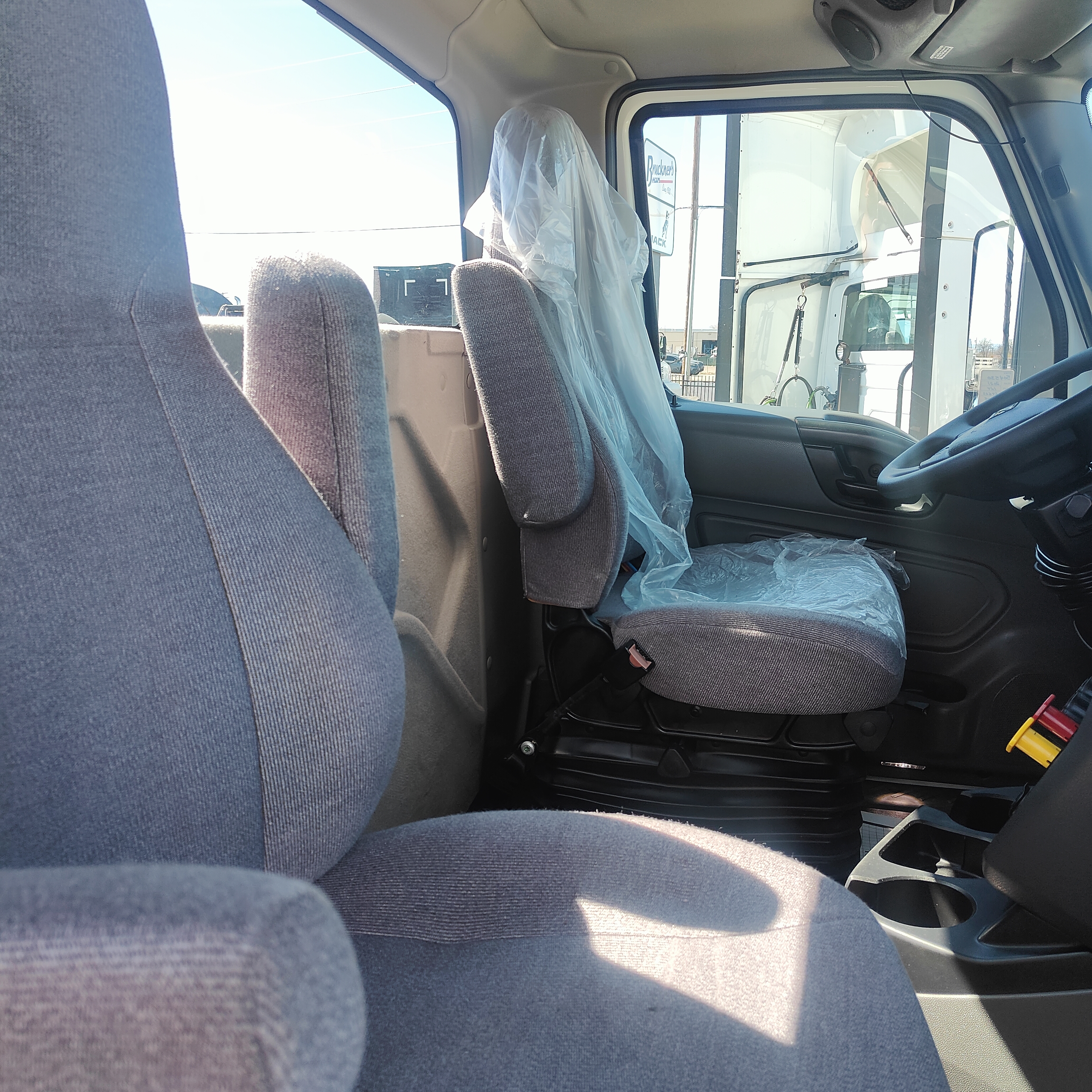 2021 International LT - image 13