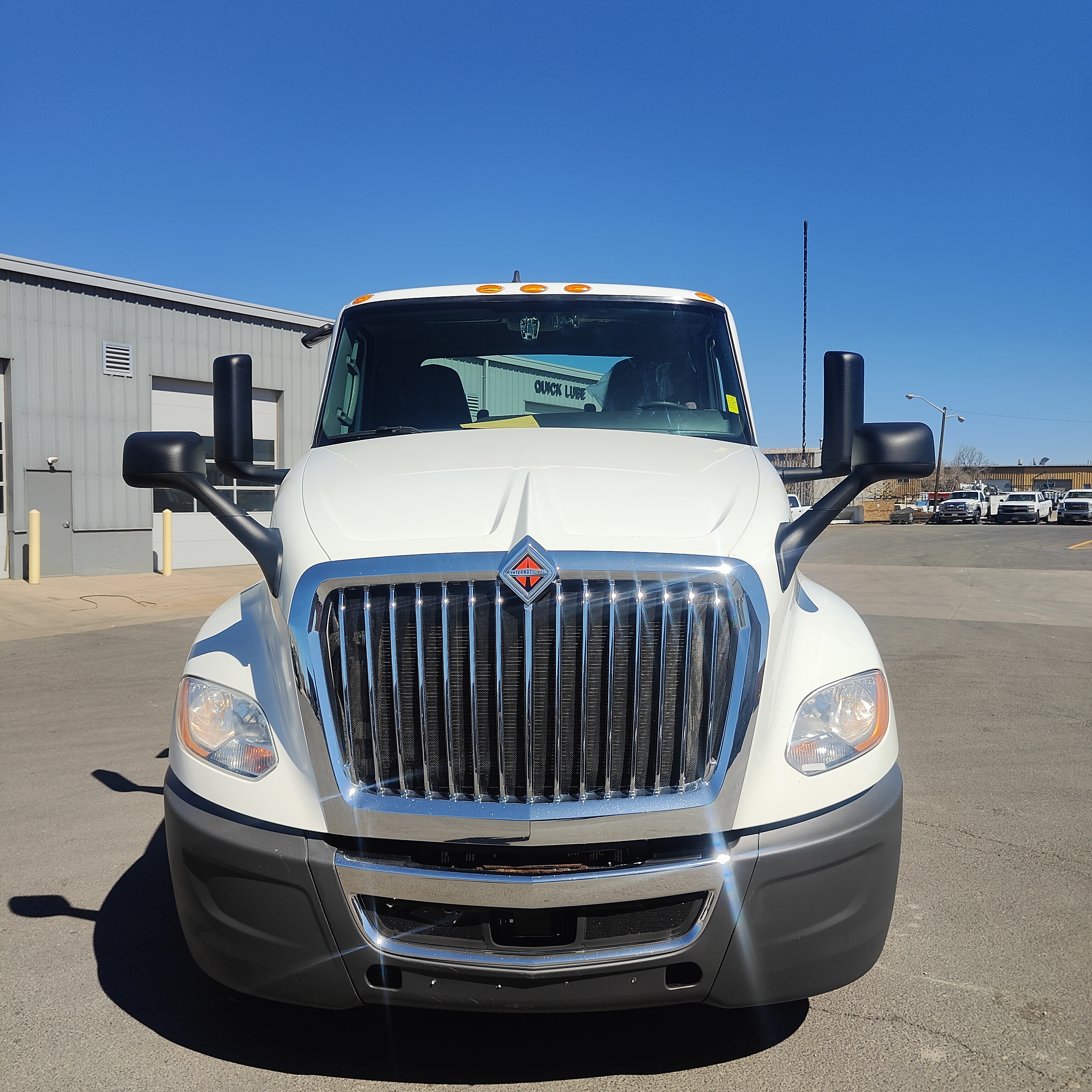 2021 International LT - image 8