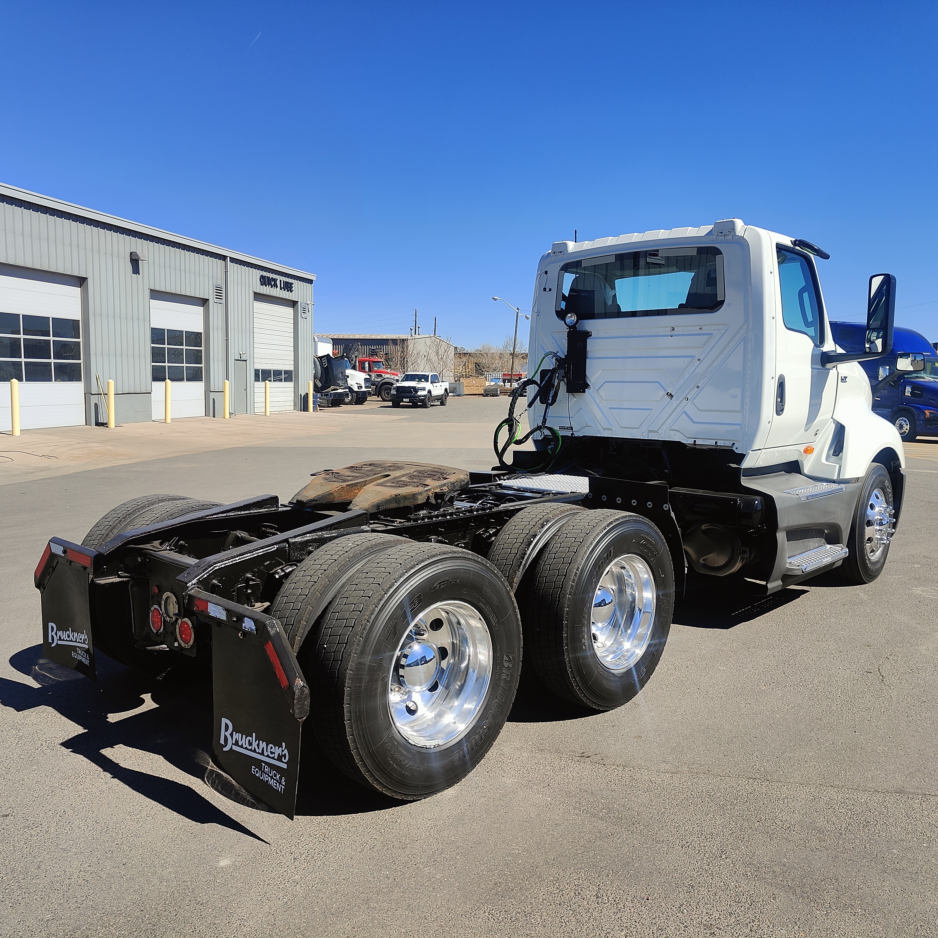 2021 International LT - image 5